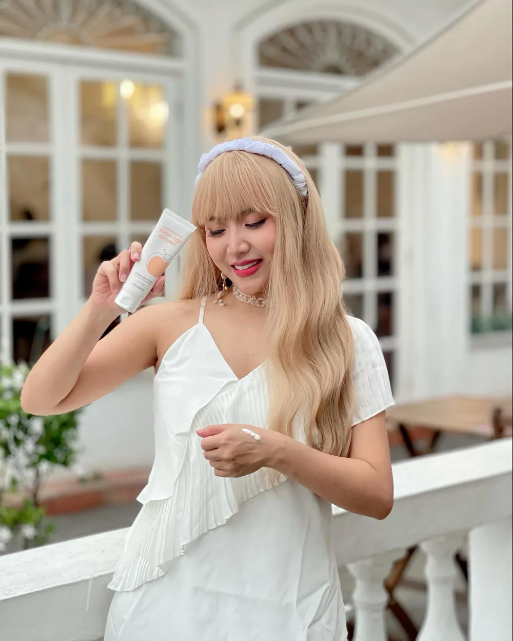 Hello glowing skin, no more thick makeup!!!

i love using tone up cream for base makeup, because level up my skin tone (brighter), moisturized my skin and glowing natural in peach color 🍑 
.
Celefit Tone Up Cream is safe for all skin type. This product contain panthenol for caring blotchy skin, brightening function certified by MFDS and also multi function cream, u can use both for face and body 👍🏻 i think its skincare + makeup in 1 product. Yess absolutely i love this product indeed 🍑
.
Anyway you can see the different my skin before and after using this Celefit Tone Up Cream 🍑 [SLIDE 2] 
.
@charis_celeb @hicharis_official @charis_indonesia 
.

#celefit #whiteningcream #toneupcream #makeuproutine #kulitglowing #cantikalami #brightening #kosmetik #kosmetikkorea #charisceleb #filamentree