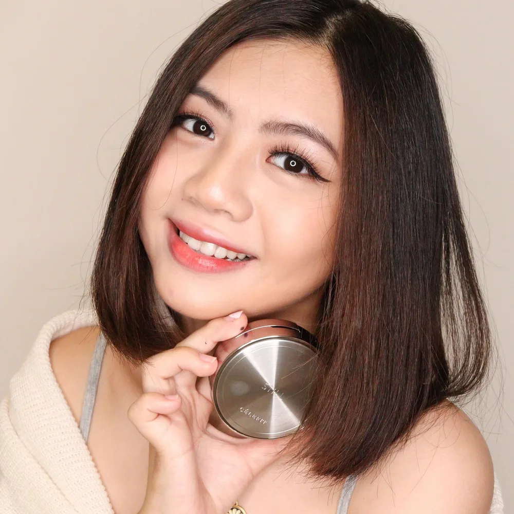 I love this Perfect adherence Cushion Pact! ❤️
Excellent Coverage, long-lasting, hydro radiance Triple-function cushion densely covers skin blemishes and keeps makeup fresh for long hours with excellent adherence. Hasilnya natural and flawless banget ✨
Warnanya tidak terlalu kemerahan, tidak terlalu kekuningan. Challenge Hip makeup dengan warna yang cocok untuk warna kulit orang Asia! 3 shade : No. 21/23/25 - Untuk Contouring Make Up: Base make-up (No. 23), highlight (No.21), Shading (No.25) - Puff yang sangat melekat unik untuk Still Cover Cushion.
#celefit #stillcovercushion #kosmetik #kosmetikkorea #alasbedak #cushionfoundation #inspirasicantikmu #ragamkecantikan #makeuproutine #kulitglowing #cantikalami #charisceleb #filamentree