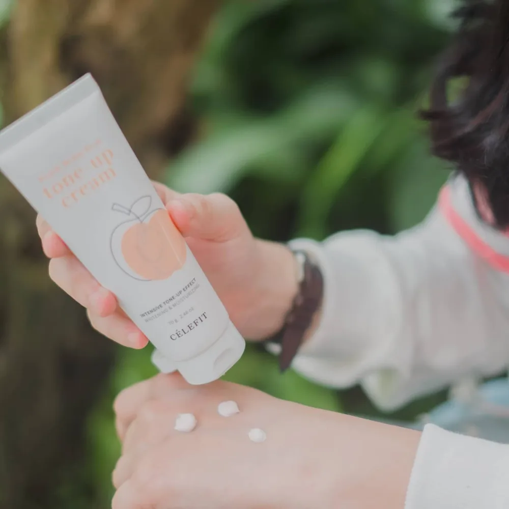 Hai Guys, kita lanjut ke review produk @charis_celeb X @celefit_official yuk
Kali ini aku bakal review produk dari CELEFIT yang Peach Beam tone up nya, aku suka banget sama tone up cream ini soalnya gak bikin makeup keliatan terlalu tebal ( finishingnya glowing ), bikin tone kulit jadi lebih cerah, dan juga multi tone up ( dia bisa memberikan efek lembap pada saat make up ).
Tone up cream ini bisa dipake diwajah & badan juga ya btw.
Mengandung pathenol yang bisa meningkatkan kelembapan, elastisitas, dan kelembutan kulit, menenangkan kulit merah, dan juga iritasi.
#celefit #whiteningcream #toneupcream #makeuproutine #kulitglowing #cantikalami #brightening #kosmetik #kosmetikkorea #charisceleb #filamentree