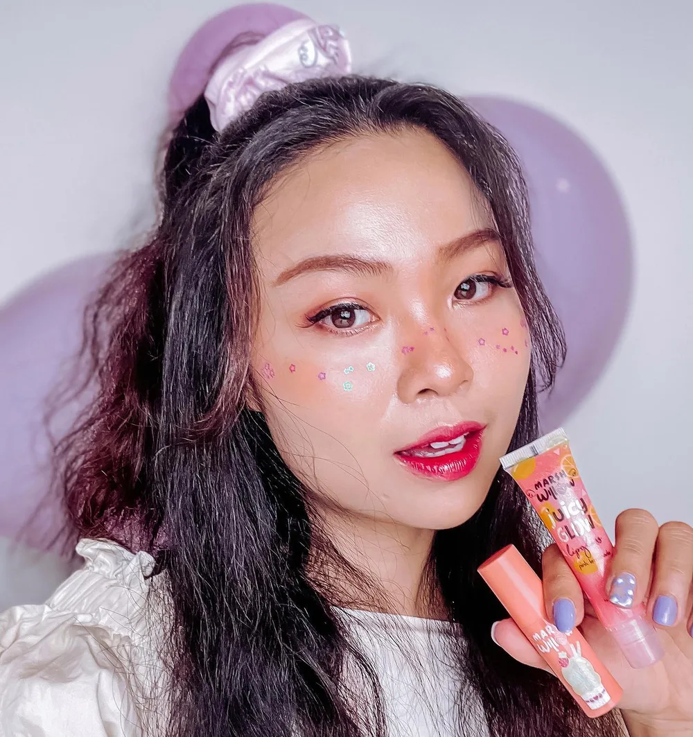“Fresh & Perfect Lip using @marshwillow.official “
.
Slide 1 :
Aku menggunakan Liptint MarshwillowXsandrinna (shade 9901) + juicy glow (shade pink lemonade).
Warna nya fresh & cantik banget.
.
Slide ke 2 ombre Lips :
Aku menggunakan melting melts (shade 108) sebagai base karena finishing matte nya yg ringan & pigmented + velvet smoothies (shade cranberry twist).
.
Semua warna Lips set nya cantik-cantik semua,ringan di bibir,ga bikin kering & very pigmented @marshwillow.official
belum lagi yang Bundling lip tint MarshwillowXsandrinna langsung dapet 3 warna liptint,pouch,scrunchie dengan harga yg affordable✨
.
Pas banget ada special promo 7.7 Official shop Marshwillow di @shopee_id
Klik link di bawah ini
https://shopee.co.id/universal-link/marshwillow.official?
.
Happy shopping❤️
.
.
#marshwillow #marshwillowxsandrinna #perfectlips #freshcuteliptint #cantikmaksimalbudgetminimal #makeuplokal #makeupmurah #natashawilona #charisceleb @marshwillow.official