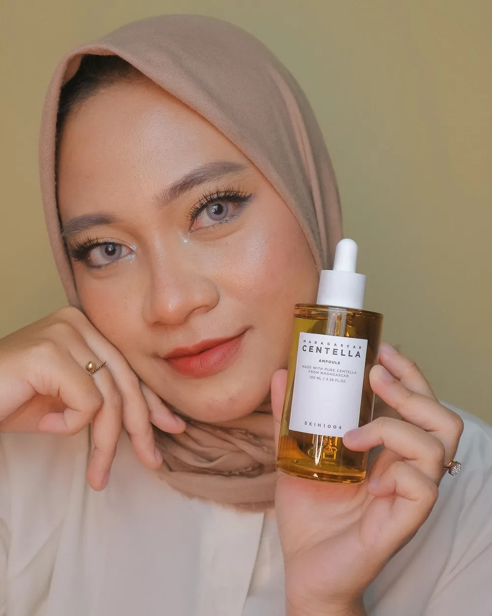 Siapa sih yg gatau satu produk ini? Pasti tau semua dong ya karna viral dan emang sebagus itu 💯
Super duper jatuh cinta dari awal launch yg pckagingnya masih botol putih udah beli langsung yang besarnya dan udah purchase ke 2/3x aku lupa karna must have banget disetiap step skincareku!!🤍
Madagascar Centella Ampoule from @skin1004_indonesia
Dengan kemasan baru botol plastik warna agak kecoklatan netto 100ml
Kandungan 100% Centella Asiatica Extract yang bagus bagus banget untuk calming dan soothing wajah berjerawat dan cocok juga untuk sensitive skin✨
Teksturnya bener2 cair banget dan mudah banget meresap kewajah, bikin auto lembap, dan ga lengket setelahnya💕
🛒🛍 Kalian bisa dapet ini di charis shop aku (link di bio) atau ke official store di lazada
https://www.lazada.co.id/shop/skin1004-official-shop
@hicharis_official @charis_celeb @charis_indonesia
#SKIN1004 #skin1004indonesia #SKIN1004centella #Centellaasiatica #CentellaSKIN1004 #reviewSKIN1004 #skincareSKIN1004