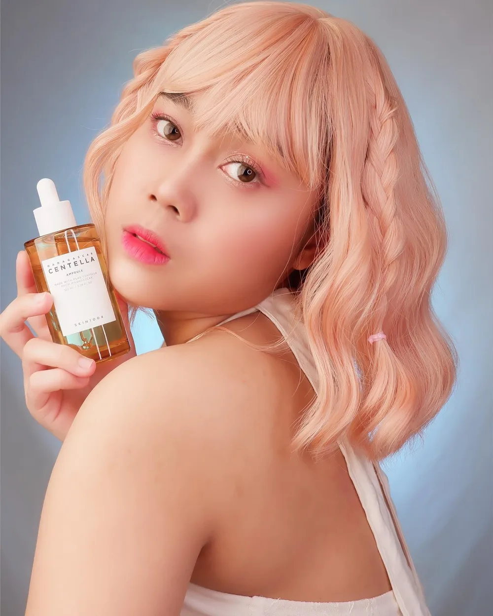 Hai hai aku mau kasih tau holy grail skincare aku bertahun tahun ini. Kalau kalian scroll2 ig aku kebawah pasti tau kalau aku udah pakai skincare dari brand ini lama banget. Sering aku mention juga di story.
Yap, bener ini dia 𝗦𝗞𝗜𝗡𝟭𝟬𝟬𝟰 𝗠𝗮𝗱𝗮𝗴𝗮𝘀𝗰𝗮𝗿 𝗖𝗲𝗻𝘁𝗲𝗹𝗹𝗮 𝗔𝗺𝗽𝗼𝘂𝗹𝗲
ini tuh ampoule yang mengandung 100% Centella Asiatica Extract. Jadi pastinya ini aman digunakan untuk kulit sensitif sekalipun.
Di kulit kering aku, ini hidrasinya nampol banget. Teksturnya super ringan, tidak lengket dan cepat meresap. Selain itu ampoule ini bisa memperbaiki skin barrier. Pas aku ada jerawat bernanahpun si ampoule ini bantu calming banget, jadi gak cenut2 gitu jerawatnya. Ampoule ini paling sering aku repurchase dari seri SKIN1004 lainnya.
Punya aku ini yang 100ml. Memang ini aku taruh di rumah, kalau mau kalian bawa travelling ada juga yang 55ml. Kemasannya kaca ya, dan pipet gitu. Sekarang SKIN1004 tersedia juga di Lazada ya, lebih hemat ongkirnya hehe
https://www.lazada.co.id/shop/skin1004-official-shop
#SKIN1004 #SKIN1004Indonesia #SKIN1004Centella #centellaasiatica #CentellaSKIN1004 #reviewSKIN1004 #skincareSKIN1004