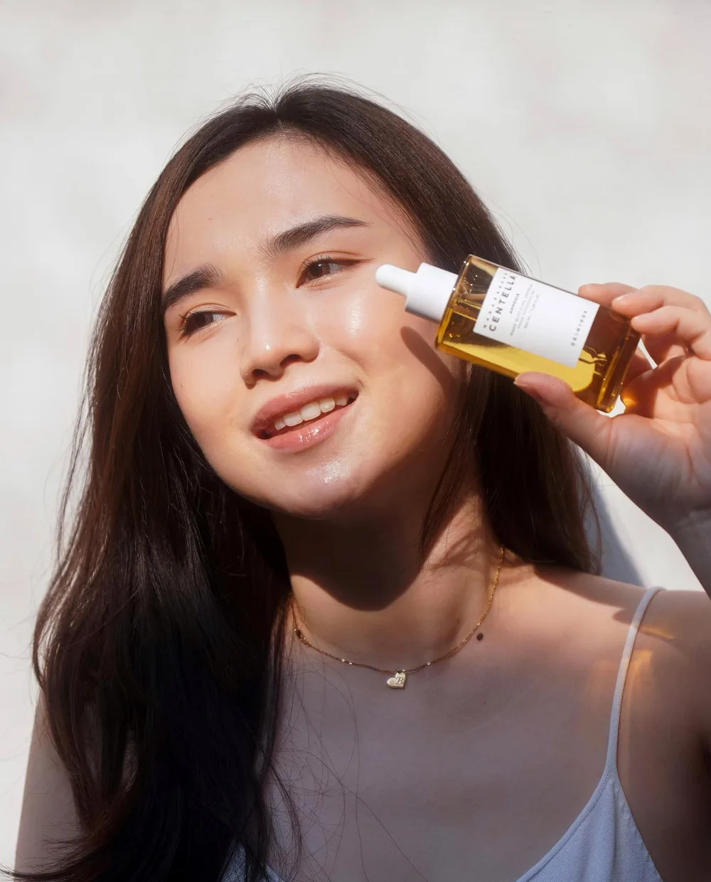 Hi gengs! Yg uda liat postingan aku sebelum nya pasti tau ya, skincare yg 100% terbuat dari Centella Asiatica @skin1004_indonesia
, yg sudah pasti suitable untuk sensitive skin,acne prone skin.
Aku cm mau update lagi pemakaian aku, setelah 10hari pemakaian:
-Kulit aku jauh jadi lebih glowing, lebih lembab
-merah2 memudar
-jerawat lebih cepat kempes
Karena kulit muka aku ga gitu banyak masalah, yg paling aku rasakan ya 3 ini. Tapi percaya gengs! Ini kayak skincare dengan harga ok dan kualitas terbaik yg pernah aku coba😍
Kalian bs coba sendiri juga langsung klik link di bio aku untuk beli😉
https://www.lazada.co.id/shop/skin1004-official-shop/
#SKIN1004 #SKIN1004Indonesia #SKIN1004centella #Centellaasiatica #CentellaSKIN1004 #reviewSKIN1004 #skincareSKIN1004