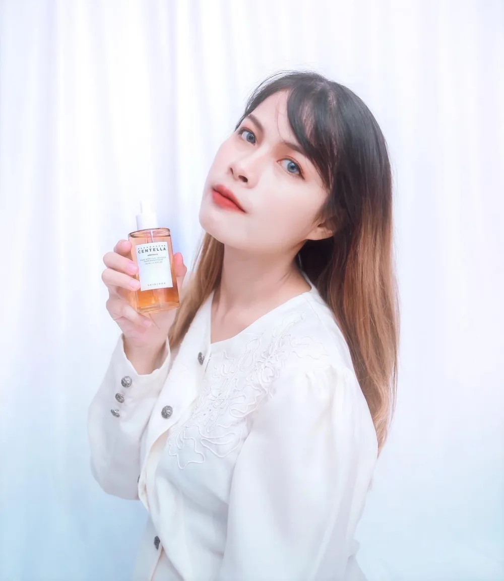 Ini dia produk yang sering banget di review sama beauty blogger @skin1004_indonesia .
Ada yang belum tau produk ini ?
Nih aku kasih tau biar ga penasaran 😎
Madagascar Centella Ampole ini
Menggunakan 100% Extract dari Centella Asiatica yang dipanen langsung di Madagascar, serum ini memberikan tingkat hidrasi yang tinggi dan membantu menyeimbangakan kadar sebum di wajah. Membantu mengurangi jerawat, iritasi kulit dan mencegah tanda tanda penuaan
💛 MAIN EFFECT :
- Mengurangi merah merah pada wajah
- Mengurangi produksi minyak berlebih
- Mengurangi munculnya bintik hitam dan hiperpigmentasi
- Meningkatkan tingkat kelembap
non comedogenic , cocok untuk kulit sensitif / acne prone skin.
dan tentunya tidak lengket di kulit 🥰
Kebetulan jenis kulit aku acne prone skin dan juga di usia aku yang mulai menginjak 30 tahun ini rasanya sangat cocok memakai produk ini. So lovely to find this product ✨
#SKIN1004 #SKIN1004Indonesia #SKIN1004centella #Centellaasiatica #CentellaSKIN1004 #reviewSKIN1004 #skincareSKIN1004 @skin1004_indonesia https://www.lazada.co.id/shop/skin1004-official-shop/