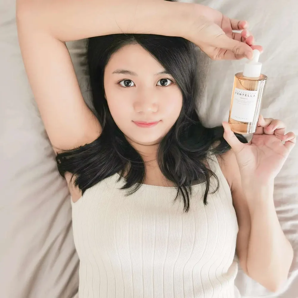 分享一款平价好用的护肤品👉SKIN1004 Madagascar Centella Ampoule
拿到手就超级喜欢这个包装,磨砂的质感超级棒。而且精华的瓶子是玻璃质地,感觉真的很高级。马达加斯积雪草精华具有修复镇定作用,而且质地像水一样...精华流动性很强,用着很好吸收~用后觉得它不但保湿,还很清爽不油腻~用后真的大爱❤️❤️❤️
@skin1004malaysia https://shopee.com.my/skin1004.my
#SKIN1004 #SKIN1004Malaysia #SKIN1004centella #Centellaasiatica #CentellaSKIN1004 #reviewSKIN1004 #skincareSKIN1004 #instagrammers #instareview #instasharing #influencermalaysia #instadaily
#平价护肤品 #韩国直邮 #韩国小众品
