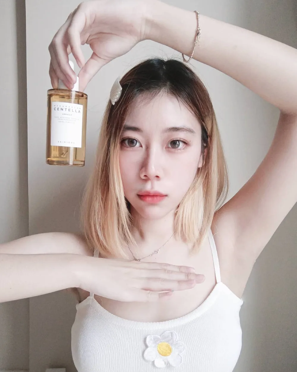每个时期的皮肤,真的要搭配不一样的产品。
今日推荐 ⬇️
@skin1004malaysia 马达加斯加积雪草安瓶
✅ 这款主打100%积雪草的安瓶,成分是非常天然而且不刺激。积雪草主要的功能是帮助皮肤的愈合能力,能做到舒缓,消炎及修复你的皮肤。这款安瓶里面无添加任何香精和防腐剂,即使敏感肌肤也绝对用得安心。
💧这款安瓶包含了3种高品质的积雪草成分,
1.Madecassic acid 40%
2.Asiatic Asid 30%
3.Asiaticoside 30%
本人第一个月使用感:
因为之前看了很多网红都有在推它,而且前阵子也火了一段时间,是回购率排名第一的产品。所以我对它的期望是蛮高的。目前保湿效果很不错,质地清爽是不粘腻的水性配方,没有任何敏感现象,还可以镇定肌肤。
想要更多了解的小姐姐,可以到网址📲https://shopee.com.my/skin1004.my
.
.
.
.
.
.
.
.
#SKIN1004 #SKIN1004Malaysia #SKIN1004centella #Centellaasiatica #CentellaSKIN1004 #reviewSKIN1004 #skincareSKIN1004 #shoppe
#Skincare #skincarerountine #积雪草 #敏感肌 #无香精