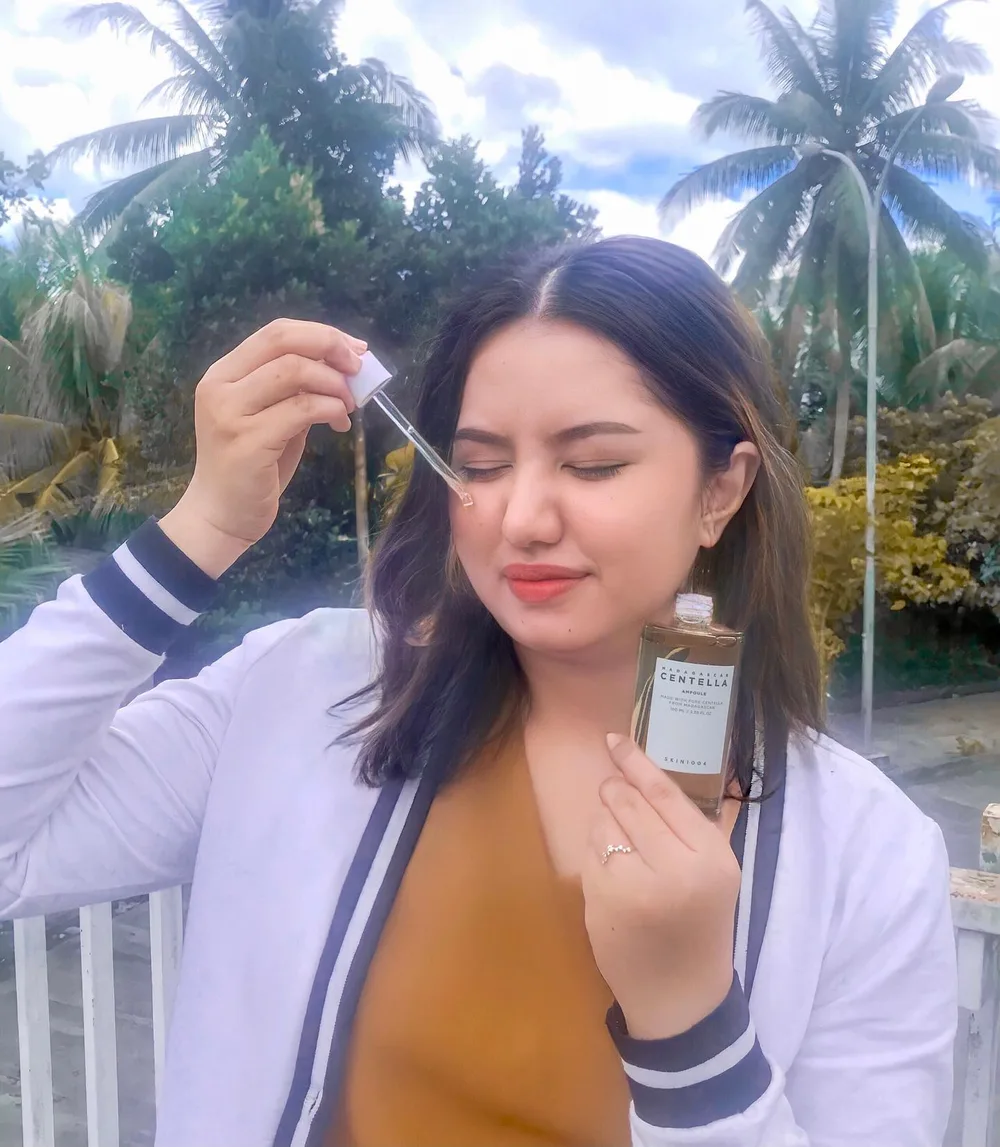 .
SKIN1004 Madagascar Centella Ampoule.
Ampoule for sensitive skin dengan bahan aktif Centella Asiatica. Yes, karena sedari dulu aku selalu secinta itu sama skincare yg mengandung Centella Asiatica karena selain bisa menenangkan kulit, juga bisa memperbaiki tekstur kulit. Nah Ampoule dari SKIN1004 mengandung pure 100% Centella Asiatica, kemudian yang bedain produk ini dengan yang lain adalah cara produksinya yang mulai dari proses Pengambilan bahan Centella Asiatica tersebut, kemudian proses pengeringan, kemudian disimpan dalam temperature yang membuat bahan tetap segar, dan di kemudian di ekstrak! Ekstraknya ini yang menjadi main ingredients dari SKIN1004 Madagascar Centella Ampoule.
𝗖𝗮𝗿𝗮 𝗽𝗮𝗸𝗮𝗶: bersihkan wajah terlebih dahulu, kemudian oleskan 3-4 tetes Ampoule ke wajah, pijat secara lembut agar meresap kekulit.
𝗣𝗮𝗰𝗸𝗮𝗴𝗶𝗻𝗴 𝗱𝗮𝗻 𝘁𝗲𝗸𝘀𝘁𝘂𝗿 : bertekstur light brown tint dari warna alami Centella Asiatica Extract, tidak lengket, dan Watery, cepat menyerap kekulit dan membuat kulit tetap lembab
𝗛𝗮𝘀𝗶𝗹 : kulit ku yg oily dan acne prone lebih terasa lembut dengan tekstur yang lebih better dibanding sebelumnya! Suka banget dengan teksturnya yg cepat meresap dan gak bikin kulit kering, Yes super recomended buat kalian yg nyari skincare dengan ingredients pure 100% Centella Asiatica! 😍
#SKIN1004 #SKIN1004Indonesia #SKIN1004centella #Centellaasiatica #CentellaSKIN1004 #reviewSKIN1004 #skincareSKIN1004 @skin1004_indonesia Langsung klik ke sini yah https://www.lazada.co.id/shop/skin1004-official-shop/