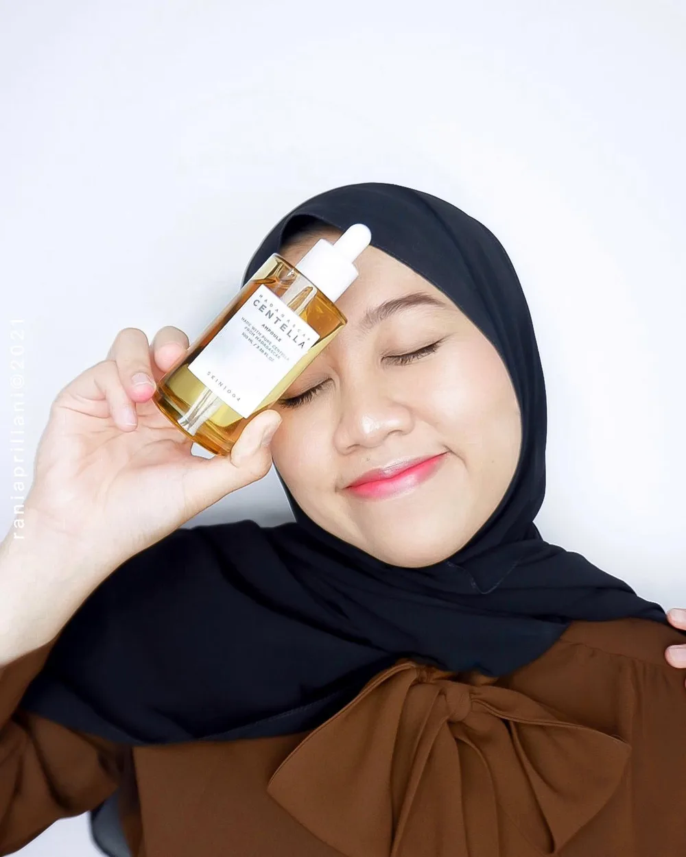 gak bosen-bosen aku review dan rekomendasiin produk dari @skin1004_indonesia ☘️
𝐌𝐚𝐝𝐚𝐠𝐚𝐬𝐜𝐚𝐫 𝐂𝐞𝐧𝐭𝐞𝐥𝐥𝐚 𝐀𝐦𝐩𝐨𝐮𝐥𝐞✨
made with pure 100% Centella Asiatica Extract
Produk ini tuh hits banget, bahkan sampai sekarang ini no #1 Produk yang sering di repurchase. Kalau kalian belum tau, SKIN1004 itu selalu memfokuskan perawatan untuk kulit sehat dengan menggunakan bahan alami untuk penggunaan jangka panjang dan meminimalisir iritasi.
✨Tekstur yang cair, ringan dan mudah menyerap, tidak menimbulkan bekas yang lengket di kulit wajah.
✨Scent, wangi aroma yang natural, nyaman, dan gak menyengat sama sekali
✨Ampoule ini bisa digunakan untuk kulit sensitif ataupun acne prone skin ya
☘️My Experience
Aku pakai ampoule ini udah lama banget, cuma memang on off karena menyesuaikan kebutuhan kulit, selama aku pakai produk ini, gak pernah gagal di wajah aku. Bikin redness atau peradangan di jerawat aku berkurang, kulit wajah aku pun jadi kaya healthy glow gitu, melembabkan juga, terus dia gak memperberat wajah aku yg lagi sering timbul maskne juga, minimal skincare banget emang ini, aku pakai biasa 2-3 pump, dan pakai di AM/PM skincare aku, karena emang sesuka itu sih 😍
Highly recommended buat teman-teman yang mau cari skincare yang aman dan penggunaan jangka panjang✨
Kalian bisa order di official Skin1004 Indonesia (Lazada)
https://www.lazada.co.id/shop/skin1004-official-shop/
#SKIN1004 #SKIN1004Indonesia #SKIN1004centella #Centellaasiatica #CentellaSKIN1004 #reviewSKIN1004 #skincareSKIN1004
@skin1004_indonesia