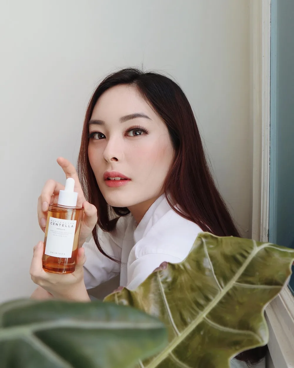 Sampe sekarang, Madagascar Centella Ampoule ini masih jadi produk peringkat #1 (dari brand @skin1004_indonesia ) yang selalu di beli ulang sama pembelinya. Plus, masih mempertahankan rating bintang 5 dari para pembelinya🤩 keren ya!
Gimana engga? ampoule ini emang sebagus itu. Setelah cobain, ngga kaget sama ratingnya sih. First of all, meskipun di apply ber-layer” dia tetep ga lengket dan gampang banget nyerep di kulit 🧚🏻. Secondly, ampoule ini buat kulit wajah jadi tenang (kulit sensitif yang gampang iritasi/ kemerah-merahan dan kulit rawan berjerawat pasti terbantukan banget) karena dia mengandung 100% high quality Centella Asiatica a.k.a Centella Asiatica yang tumbuh di iklim bersih🧚🏻♀️. Ketiga, ampoule ini bener-bener bantu untuk ngelembabin kulit kita (luar-dalem)🧚🏻♂️
#SKIN1004 #SKIN1004INDONESIA #SKIN1004centella #CentellaAsiatica #CentellaSKIN1004 #reviewSKIN1004 #skincareSKIN1004
Kalo mau beli bisa ke link lazada ini ya: https://www.lazada.co.id/shop/skin1004-official-shop