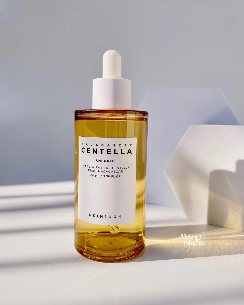 WAJIB BACA SAMPAI HABIS!!
Siapa yang gak tau @skin1004_indonesia ? Kalian yang gak tau fix wajib baca & cobain karna itu tu 1 repurchased item loh!
“Madagascar centella ampoule”
Packaging:
Gak tau ini bahan boxnya apa, kesat kayak bludru jadi kesannya itu mewah & mahal. Kombinasi warna putih & coklat. Informaai juga jelas disetiap sisi boxnya. Dibagian atas, ada logo embos & ada segelnya. Pas dibuka boxnya ada bacaan”from madagascar” “the gift from the untouched nature”SO COOL!! dikemas dalam botol kaca tebal, berwarna kuning bening & tutup pipet berwarna putih. Untuk isinya 100mL. Dibagian dalam ada penyangga pipet biar pas ditengah posisinya. pipetnya kaca sedikit bengkok sekitar 45 derajat jadi memudahkan pas diapply gak gampang kena muka.
Ingredients:
100% centella asiatica extract
Information:
Non komedogenik, aman untuk ibu hamil, eczema dan fungal acne
PAO:
12 M
When i should use ampoule:
Pagi dan malam hari setelah toner dan sebelum serum
Review:
Ini produk ampoule terbaik menurutku, im not lying!! Karna aku udah buktiin & jatuh cinta banget. Tekstur ampoulenya ini cair bening. Hampir gak ada wanginya, sekilas kayak gak ada wanginya jadi nyaman ketika di apply. Gak ada rasa tingling, ringan banget! Jujur ini cepat meresap dan gak sticky! 2-3 drops aja udah cukup di muka aku, jadi cukup hemat ya dan easy to blend! Aku tipe oily acne prone dengan banyak redness di bagian pipi. Selain itu juga banyak darkspot dan jerawat kecil. Aku udah gunain ini 2 minggu. Dan aku punya dua botol. Botol satunya udah menuju setengah. Setelah pakai ampoule ini, jerawat jarang timbul, calming my acne & melembapkan banget. Apalagi di bagian redness keliatan banget perubahannya walau gak langsung ilang tapi lama lama keliatan memudar, so happy! Dipakai didaerah yang berjerawat jadi lebih cepat penyembuhannya. Kalian yang sensitif fix ini cocok banget! Kalian yang punya permasalahan breakout tiba tiba, jerawat, kemerahan, darkspot, & buat skin barrier highly recom!
Where to buy:
https://www.lazada.co.id/shop/skin1004-official-shop/
#SKIN1004 #SKIN1004Indonesia #SKIN1004centella #Centellaasiatica #CentellaSKIN1004 #reviewSKIN1004 #skincareSKIN1004