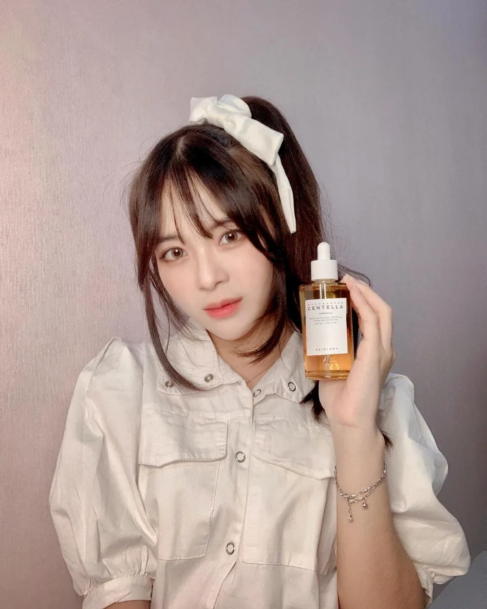 centella asiatica favorite semua orang, @skin1004_korea @skin1004_indonesia ♥️
aku sudah lihat ampoule ini di Instagram karena super popular dan sudah habis 1 botol pula. hahaha. sekarang adalah botol kedua-ku 🤭♥️
aku sempat merasa kulit wajahku lagi sensitive banget, dan akhirnya aku cobain deh product ini. waktu itu pas pakai, rasanya fresh, ringan, dan bisa calm kulit aku jadi lebih terhidrasi.
this product has 100% centella asiatica essence that very effective for skin healing, soothing and really safe for sensitive skin. non-sticky, absorbs quickly. it also can reduce redness and calm your skin.
for you that reaaally love centella asiatica, you should try this one! kayanya ini salah satu pelopor centella asiatica deh, hihi👀✨
wanna try this product?
🤍 https://www.lazada.co.id/shop/skin1004-official-shop/ 🤍
#SKIN1004 #SKIN1004Indonesia #SKIN1004centella #Centellaasiatica #CentellaSKIN1004 #reviewSKIN1004 #skincareSKIN1004
#YupiReview