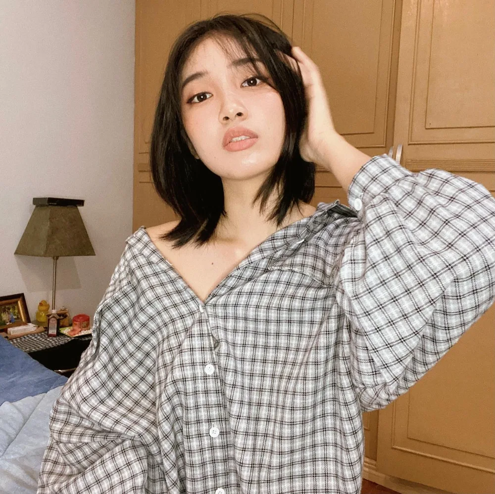 cozy schmozy 🍂 tried out @skin1004philippines' madagascar centella ampoule and was not disappointed!! here are the things i liked about it:
• the ingredient is only 100% centella asiatica extract so you don't need to worry about ingredients that you're not familiar with 👉🏻😉👉🏻
• the centella asiatica, which was grown in clean climate, soothed my skin's redness well especially during days it leans more on the sensitive side.
• it's also non-comodogenic so worry not if you have sensitive and/or acne-prone skin!!
• has non-sticky and watery formula which i personally really like for my base skincare products because i can layer it with more products (or makeup) without it feeling too heavy on my skin :,,)
you can get yours now on shopee: https://shopee.ph/skin1004.official 🤍
#SKIN1004 #SKIN1004Philippines #SKIN1004Centella #CentellaAsiatica #CentellaSKIN1004 #reviewSKIN1004 #skincareSKIN1004
