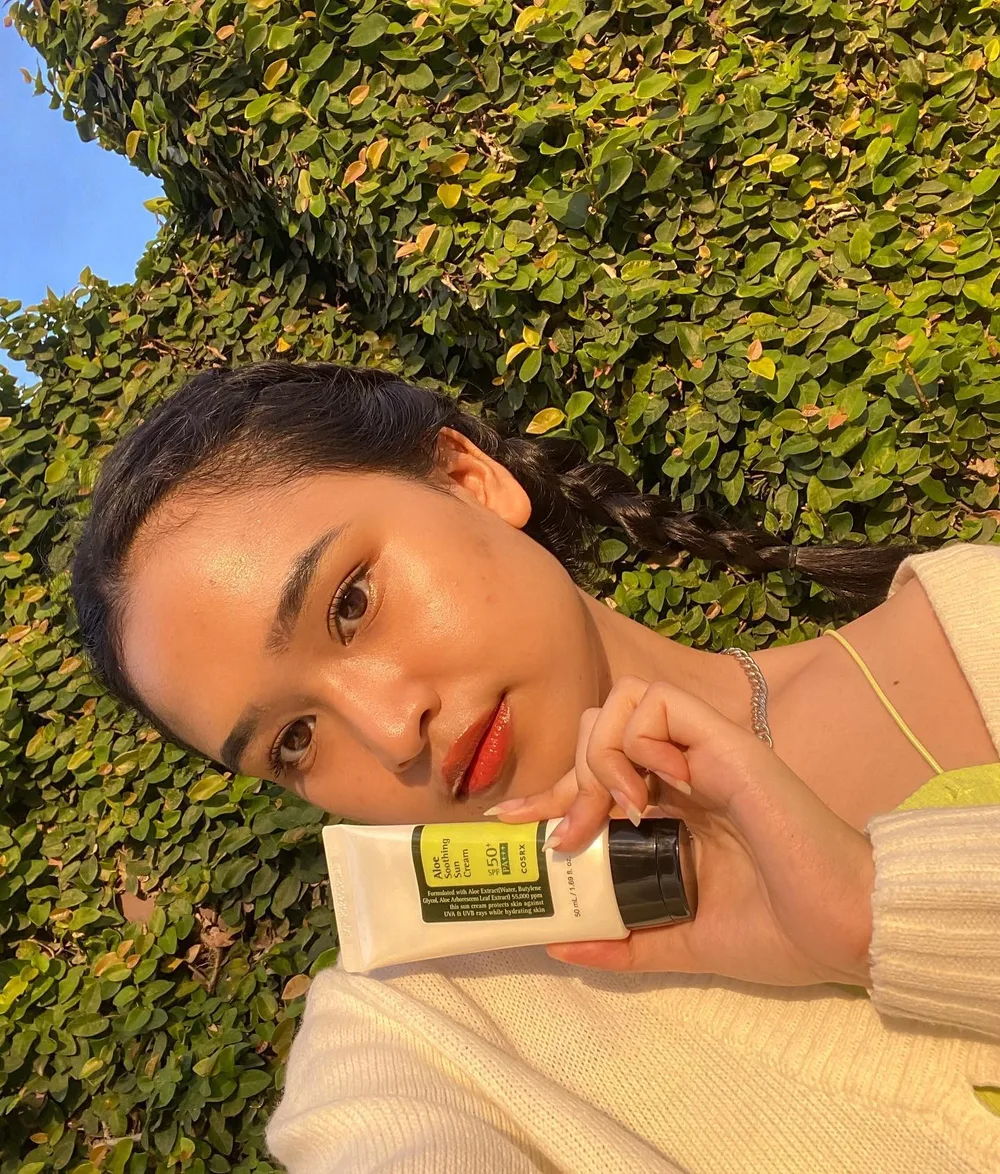 [ Daily Sun Protect + Moisturizing ] 

Yashh, ini 2 in 1 Aloe Soothing Suncream SPF 50 PA +++ dari @cosrx @cosrx_indonesia ♡

Gaperlu ribet pake moisturizer lagi, karena sunscream nya cosrx ini selain melindungi dari sinar UVA dan UVB juga sekaligus melembabkan kulit dengan 55.000ppm Aloe Barbadensis Leaf Water 🍃

Kulit sensitif dan gampang jerawatan pasti lumayan susah kan nyari sunscreen yang cocok, kandungan Aloe terkenal buat nenangin kemerahan dan radang kulit ( nilai plus menurut aku yg didapet dari sunscream ini ! ) cosrx emang gapernah ngecewain

Sejauh ini yg aku suka dari suncream cosrx ini, dia ga bikin efek tone up gitu dan kulit jadi keliatan lebih kenyal dan sehat ( as u seen on my pic ) ♡
ga whitecast dan ga bikin greasy ! tapi ngeresapnya agak lama karena texture nya thick. jadi ga bisa dipake kalo mau buru buru, harus sabar bgt ( dipake nya min 30 menit sebelum beraktivitas diluar ruangan yah )

jangan pernah skip sunscreen besties ! 

#sunscreen #sunblock #aloesunscreen #sunscreenspf50 #sunscreenindonesia #kbeautyindonesia #kbeautyaddict #cosrx #sunscreencosrx #kimsoohyunsunscreen #tabirsurya #kulitkorea #kulitsehat #daycream #charisceleb #filamentree