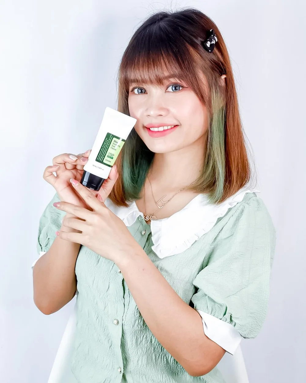 Aloe Soothing Sun Cream by @cosrx @cosrx_indonesia 💚
Dengan SPF 50+ PA+++ yang mempu melindungi kulit dari UVA dan UVB serta memiliki kandungan 55.000ppm aloe vera exctract yang dapat memberikan kelembapan pada kulit.
Teksturnya super lightweight, tidak lengket dan cepat meresap di kulit, No white cast, grease free, non comedogenic, dan non irritant. Pokoknya nyaman banget dipakai sehari-hari.
#sunscreen #sunblock #aloesunscreen #sunscreenspf50 #sunscreenindonesia #kbeautyindonesia #kbeautyaddict #cosrx #sunscreencosrx #kimsoohyunsunscreen #tabirsurya #kulitkorea #kulitsehat #daycream #charisceleb #filamentree
@cosrx @cosrx_indonesia
