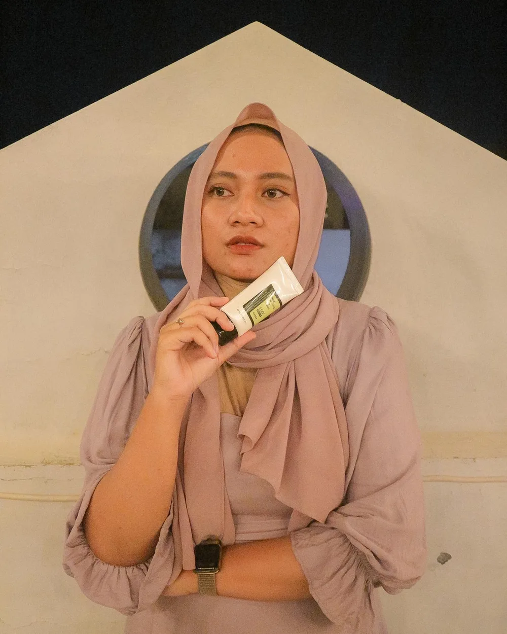 Wish list untuk kalian cekout pas 11.11 nih, wajib cekout ya
Double care suncream (Sun protect + Moisturizing)❕😍
🌤 𝑵𝒂𝒎𝒂 𝒑𝒓𝒐𝒅𝒖𝒌
Aloe Soothing Sun Cream from @cosrx_indonesia @cosrx
〰️
🌤 𝑷𝒂𝒄𝒌𝒂𝒈𝒊𝒏𝒈
Tube netto 50 ml
〰️
🌤 𝑻𝒆𝒌𝒔𝒕𝒖𝒓𝒆
Light weight texture
Absorbs quickly
Leaves skin feeling intensenly hydrated
Ga meninggalkan rasa lengket
Grease free
〰️
🌤 𝑰𝒏𝒈𝒈𝒓𝒆𝒅𝒊𝒆𝒏𝒕𝒔
Formulated with 55.000 ppm of Aloe Leaf Extract
SPF 50+ PA+++
〰️
🌤 𝑲𝒍𝒂𝒊𝒎 & 𝑴𝒂𝒏𝒇𝒂𝒂𝒕
Dapat melindungi wajah dari paparan sinar UVA dan UVB dengan tetap menghidrasi wajah karena mengandung aloe extract (2 in 1 product)
〰️
🌤 𝑹𝒆𝒔𝒖𝒍𝒕
Suka banget sama teksturnya bener2 kaya moisturizer banget, ga lengket, ga tebel dan cepat meresap dalam kulit cocok digunakan sehari-hari
Ini salah satu sunscreen yang ga bikin wajah jadi kusam, finishnya healthy skin
〰️
🌤 𝑯𝒐𝒘 𝒕𝒐 𝒃𝒖𝒚
Pas banget karna bentar lagi 11.11 COSRX ada SALE di Sociolla❗️
25% off with Instagram and Tiktok Giveaway only on 11.11
https://bit.ly/3lxYrKQ
@cosrx @cosrx_Indonesia #cosrx #sunscreencosrx #sunscreen #sunblock #aloesunscreen #sunscreenspf50 #sunscreenindonesia #kbeautyindonesia #kbeautyaddict #kimsoohyunsunscreen #tabirsurya #kulitkorea #kulitsehat #daycream #charisceleb #filamentree