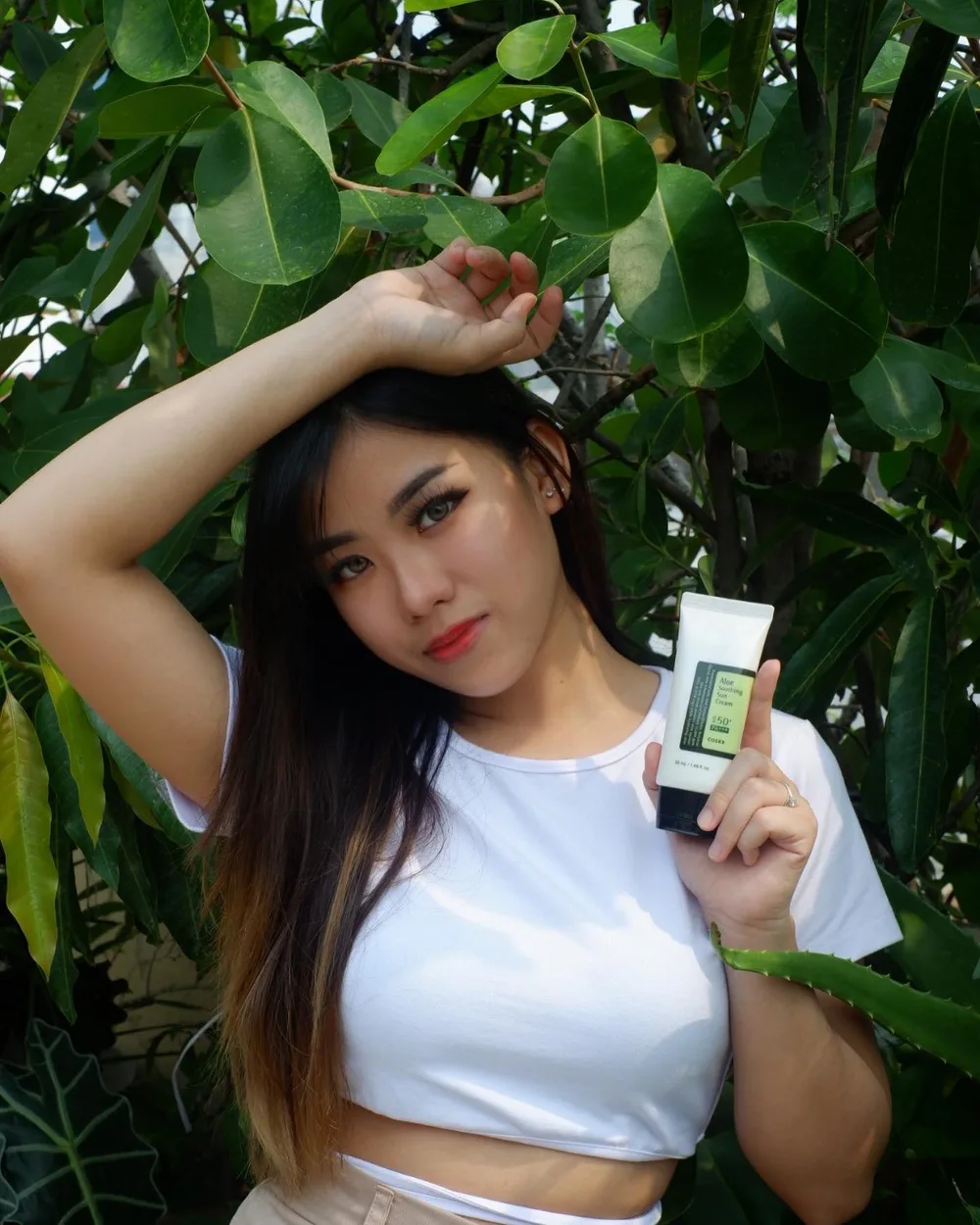 my currently fav sunscreen is Aloe Soothing Sun Cream by COSRX ☀️ @cosrx @cosrx_Indonesia
this 2in1 sunscreen can be uses as Sun protection and moisturizer. i always use it everyday even im home.
✨light weight texture
✨absorbs quickly and make your skin hydrate
✨no white cast, grease free, non sticky
✨non comedogenic, non irritant
comes with SPF 50+ PA+++ that protects my skin from UV light and formulated with 55,000ppm of Aloe Leaf Extract. dont forget to use sunscreen everyday 🌤
WHERE TO BUY??
11.11 Sale COSRX Aloe Soothing Suncream in Sociolla! 25% off with Instagram and Tiktok Giveaway Only on 11.11
https://bit.ly/3lxYrKQ
#cosrx #sunscreencosrx #sunscreen #sunblock #aloesunscreen #sunscreenspf50 #sunscreenindonesia #kbeautyindonesia #kbeautyaddict #kimsoohyunsunscreen #tabirsurya #kulitkorea #kulitsehat #kulitsehat #daycream #charisceleb #filamentree
@charis_celeb @hicharis_official @charis_indonesia
