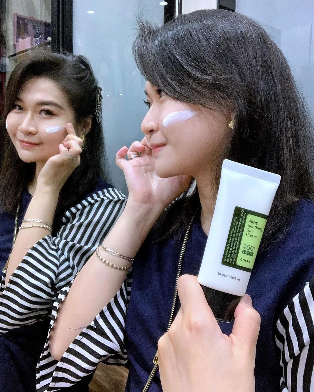 Sunscreen is very important for my daily routine~ I’m currently on this Aloe Soothing Sun Cream from @cosrx, which double care sunscreen can gives me SPF 50+ PA+++ sun protect and moisturizing!
.
It is formulated with 55,000ppm of aloe leaf extract, has a light weight texture and can be absorbs quickly and leaves the skin feeling intensely hydrated. Suitable for all skin types! It feels super good on my skin as it is no white cast, grease-free and non-sticky 👍🏻
.
Where to get?
Meet COSRX in Shopee official store!
https://bit.ly/3oVfeto
From now till Nov 30, Store-wide up to 60% off + Free gift for all purchase Aloe Suncream Combo Set Up to 50% Off
.
Only available @cosrx Official shopee store
.
@malaysia_cosrx
#cosrx #sunscreencosrx #sunscreen #sunblock #aloesunscreen #sunscreenspf50 #sunscreenmalaysia #kbeautymalaysia #kbeautyaddict #kimsoohyunsunscreen �#pelindungmataharicosrx #sunblockmalaysia #pelindungmatahari #charisceleb #filamentree