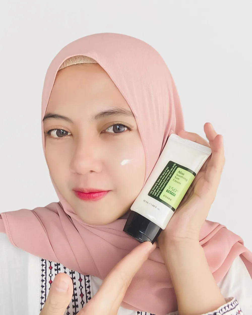 Hi.. This time I'm using 2 in 1 sunscreen from @cosrx @cosrx_indonesia 🌞🌞
It contains SPF 50 PA+++ and 55,000 Aloe Leaf Extract to protect skin from sun exposure while maintaining skin moisture.
The texture is light, and easily absorbed into the skin, no white cast & grease free. And it smells so good ✅
Simple packaging in the form of a tube, easy to carry anywhere when traveling. 🧳👜
Honestly this is one of my favorite sunscreens 🌞
.
FYI You can buy this COSRX Aloe Soothing Suncream in Sociolla on 11.11. Get 25% off with Instagram and Tiktok Giveaway Only on 11.11.
Click this link : https://bit.ly/3lxYrKQ
.
.
@cosrx @cosrx_Indonesia #cosrx #sunscreencosrx #sunscreen #sunblock #aloesunscreen #sunscreenspf50 #sunscreenindonesia #kbeautyindonesia #kbeautyaddict #kimsoohyunsunscreen #tabirsurya #kulitkorea #kulitsehat #kulitsehat #daycream #charisceleb #filamentree