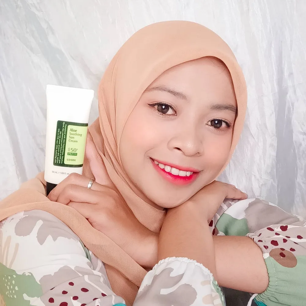 🌱 2 in 1 Sunscreen 🌱
Hai guyss , kali ini aku mau share my holy grail sunscreen yang aku cobain dan bakal repurchase. Yupss,, Aloe Soothing Sun Cream dari @cosrx . Sun Cream ini termasuk salah satu produk best seller cosrx loh!
Product Highlights 🌱
2 in 1 (Sun Protect + Moisturizing)
SPF 50+ PA+++
55.000 ppm of Aloe Leaf Extract
How to use 🌱
Gunakan di step terakhir AM skincare routine kamu minimal 2 jari kemudian ratakan di seluruh wajah dan leher.
Product experience 🌱
Packagingnya tube, teksturnya cream yang ringan, mudah di ratakan & cepat menyerap. Terasa nyaman dan melembabkan di kulit karena sama sekali gak ada rasa lengket & no whitecast at all ✨
Formulanya non comedogenic & non iritasi sangat cocok menjadi daily sunscreen 🥰
WHERE TO BUY?? 🌱
11.11 Sale COSRX Aloe Soothing Suncream in Sociolla!
25% off with Instagram and Tiktok Giveaway Only on 11.11
https://bit.ly/3lxYrKQ
@cosrx @cosrx_indonesia #cosrx #sunscreencosrx #sunscreen #sunblock #aloesunscreen #sunscreenspf50 #sunscreenindonesia #kbeautyindonesia #kbeautyaddict #kimsoohyunsunscreen #tabirsurya #kulitkorea #kulitsehat #daycream #charisceleb #filamentree