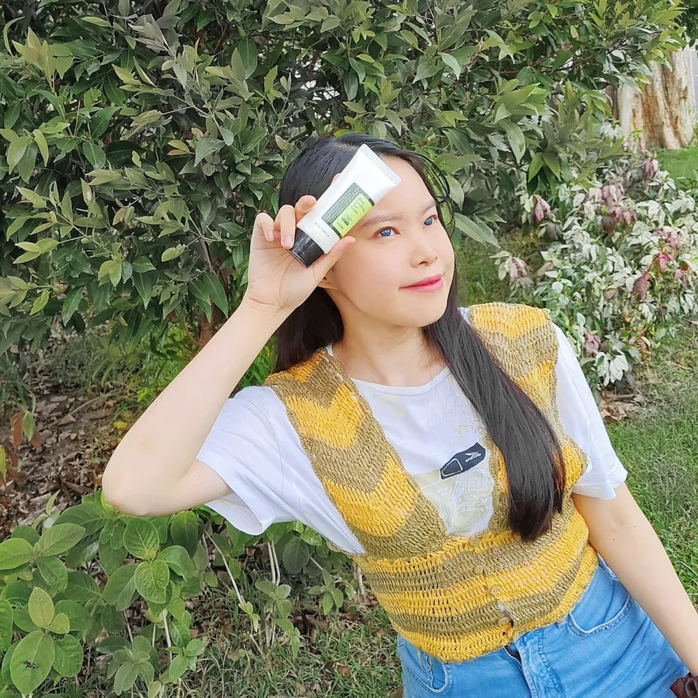 2in1 SUNSCREEN🌞
Mungkin udah pada tau sunscreen dari @cosrx_indonesia ini? Buat yang belum tau, ini sunscreen Korea yang recommended banget karena emang terbukti bagusnya.
Mulai dari ingredients ber SPF 50 PA++++ untuk melindungi kulit dari sinar matahari dan menggunakan 55,000 Aloe Leaf Extract untuk maintaining skin moisture.
Nah aku suka banget sama teksturnya yang mudah di blend, ringan dan cepat menyerap dikulit. Hasilnya no white cast, ga lengket dikulit, dan ga bikin iritasi. Wanginya juga enak loh!
Aku sendiri nyetok ini sunscreen buat kalau lagi kerja di outdoor karena ga bikin muka makin berminyak, SPFnya gede, dan non-comedogenic.
🛒Where to buy?
📣11.11 Sale COSRX Aloe Shooting Sunscreen in Sociolla! Get 25% off with Instagram and Tiktok Giveaway Only on 11.11💥
https://bit.ly/3lxYrKQ
@cosrx @cosrx_Indonesia #cosrx #sunscreencosrx #sunscreen #sunblock #aloesunscreen #sunscreenspf50 #sunscreenindonesia #kbeautyindonesia #kbeautyaddict #kimsoohyunsunscreen #tabirsurya #kulitkorea #kulitsehat #daycream #charisceleb #filamentree