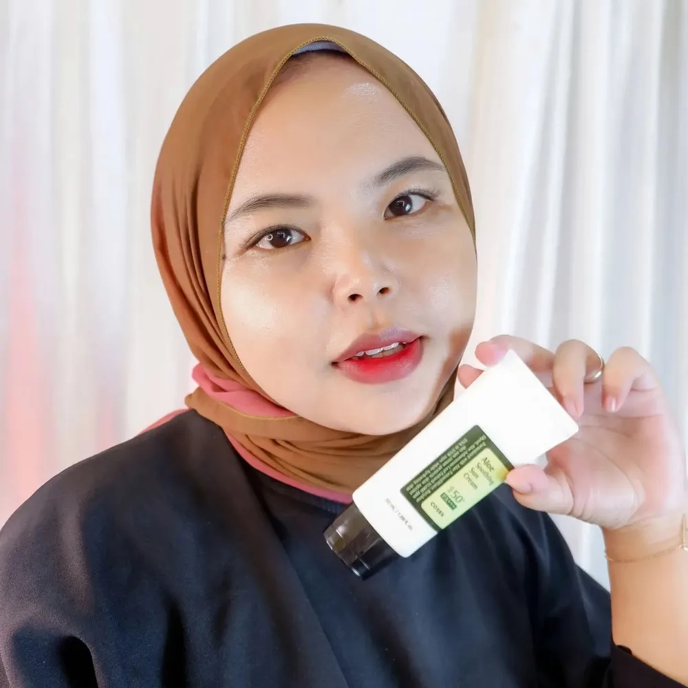 Skincare yang paling gak boleh diskip adalah Sunscreen, nah aku mau kenalin Sunscreen yang sekali coba aja aku udah jatuh cinta banget @cosrx
COSRX Aloe Vera Soothing Sun Cream SPF 50 PA +++ mengandung 55,000 ppm Aloe Vera yang memberikan kelembaban dan nutrisi pada kulit sekaligus melindungi kulit dari paparan sinar UVA dan UVB.
Packing:
Dikemas dengan ciri khas Cosrx banget, super clear dengan tutup flip-flop. Selain itu packingnya handly dan mudah di bawa kemana-mana.
Tekstur:
Menurutku teksturnya lumayan kental, walaupun kental gak terlalu lengket tapi lama-lama dikulit jadi lebih enteng dan enak, walaupun teksturnya lumayan kental gak geser sama sekali dan non-comedogenic
Review:
Sejak pertama kali pake ini sunscreen awalnya agak gimana gitu karena teksturnya kentel. Tenyata enak banget pas di aplikasikan, gak bikin white cast juga. Ringan banget pas di pakai, gak bikin perih kalau kena mata, setelah pakai muka jadi lebih fresh, ada glow effect. Oh ya kandungan 55,000 ppm Aloe Vera-nya bener-bener melembabkan. Untuk yang kulitnya kayak aku gini bener-bener ngebantu banget 🥰, ini masuk dalam 🌞 sunscreen favorite aku.
Where to buy: 🛒🛍
11.11 Sale COSRX Aloe Soothing Suncream in Sociolla!
25% off with Instagram and Tiktok Giveaway
Only on 11.11 https://bit.ly/3lxYrKQ
@cosrx @cosrx_Indonesia #cosrx #sunscreencosrx #sunscreen #sunblock #aloesunscreen #sunscreenspf50 #sunscreenindonesia #kbeautyindonesia #kbeautyaddict #kimsoohyunsunscreen #tabirsurya #kulitkorea #kulitsehat #daycream #charisceleb #filamentree
