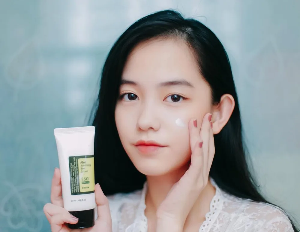 [COSRX Aloe Soothing Sun Cream]

Aku anak yang gamau ribet jadi kalau beli sunscreen harus sejenis COSRX Aloe Soothing Sun Cream dari @cosrx @cosrx_indonesia yang udah bisa double sebagai moisturizer juga! 👍🏻 Selain itu, tekstur sun cream ini super lightweight jadi cocok buat dipakai sehari-hari dan bisa reapply berkali-kali (penting banget buat reapply sunscreen kalau lagi berkegiatan di luar rumah).

Btw ini SPF nya juga udah lumayan tinggi yah di 50+ PA+++ 🦾🦾🦾

Oh iya! Selain keunggulan di atas, sun cream ini juga mengandung aloe leaf extract yang bisa menenangkan dan melembabkan kulit di saat yang bersamaan. Makin cinta ga sih apalagi buat kulit yang suka ngambekan iritasi ga jelas kayak kulitku (bye bye maskne!)

Buat yang kepingin beli sun cream ini, catat di kalender kalian yah nanti ada 11.11 Sale Cosrx Aloe Soothing Sun Cream di Sociolla! Ada 25% off with Instagram and Tiktok Giveaway hanya di 11.11 https://bit.ly/3lxYrKQ 

💕💕💕 jangan sampai kehabisan 💕💕💕

#cosrx #sunscreencosrx #sunscreen #sunblock #aloesunscreen #sunscreenspf50 #sunscreenindonesia #kbeautyindonesia #kbeautyaddict #kimsoohyunsunscreen #tabirsurya #kulitkorea #kulitsehat #daycream