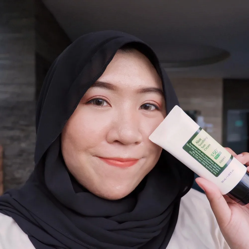 Kata siapa sih susah nemu sunscreen yang cocok untuk kulit berjerawat? Yuk kenalan dulu sama @cosrx_indonesia aloe soothing sun cream✨
H there everyone! Sunscreen adalah salah satu produk skincare yang crucial dan wajib banget. Tapi nemu sunscreen yang cocok pas gak whitecast dan aman di kulit jerawatan itu emang susah-susah gampang loh. But worry no more karna ada COSRX Aloe Soothing Sun Cream SPF 50 PA+++ with 55,000pm of Aloe Vera Extract that absorbs quickly on your skin and feels hydrating! Its a hybrid sunscreen yaitu in between physical and chemical. Ohiya tenang aja sunscreen ini no whitecast,gak greasy,dan gak perih di mata plus aman banget untuk kalian yang kulitnya berjerawat karna mengandung non-comedogenic ingredients dan ada efek soothingnya juga also its vegan friendly🥰🙌🏻 Untuk harganya sendiri IDR 199.000 / 50ml yaa.
I really love this suncream karna ini emang 2in1 formula jadi sunscreen but also moisturizer which save me a lot of time. Teksturnya cream warna putih yg lightweight dan cepat meresap,di blend jga enak gaada whitecast sih lebih ke efek tone up yang samar gitu👍🏻
Where to buy?👀 Pas banget nih bakalan ada 11.11 sale COSRX Aloe Soothing Suncream di @sociolla and also 25% off with instagram & tiktok giveaway! only on https://bit.ly/3lxYrKQ suncreamnya diskon 35% loh✨
@cosrx @cosrx_Indonesia #cosrx #sunscreencosrx #sunscreen #sunblock #aloesunscreen #kbeautyaddict #sunscreenspf50 #sunscreenindonesia #charisceleb #kbeautyindonesia #kimsoohyunsunscreen #filamentree #tabirsurya #kulitkorea #kulitsehat #daycream