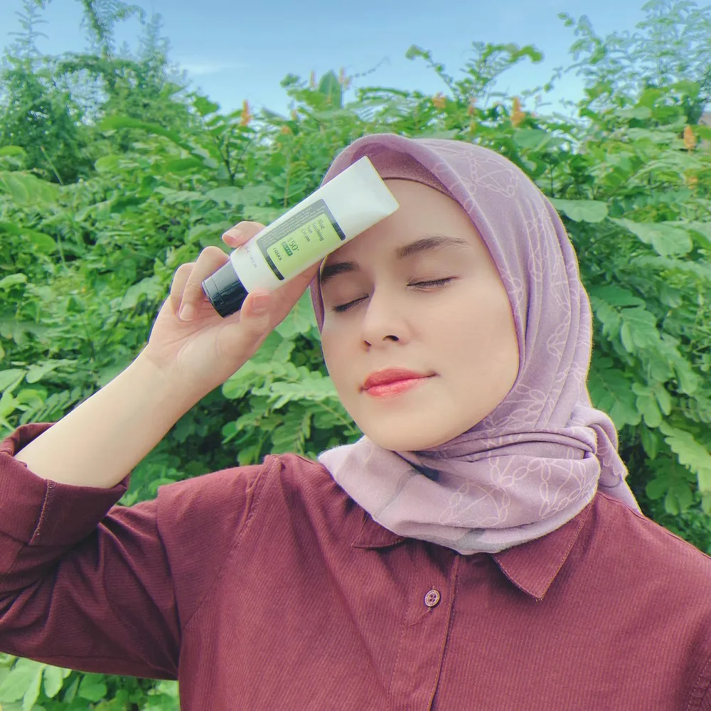 My holygrail sunscreen ✨
Salah satu produk best seller nya @cosrx yang bakal aku repurchase, karena Aloe Soothing Sun Cream ini punya kandungan SPF 50+ PA+++ dan termasuk 2 in 1 produk Sun Protect sekaligus Moisturizing. Timeless banget!
Teksturnya cream dan mudah di blend, selain itu yang paling kusuka no whitecast at all✨
Formulanya juga non-comedogenic, pas banget buat jadi daily sunscreen!
WHERE TO BUY?? 🌱
11.11 Sale COSRX Aloe Soothing Suncream in Sociolla!
25% off with Instagram and Tiktok Giveaway Only on 11.11
https://bit.ly/3lxYrKQ
.
.
@cosrx @cosrx_Indonesia
#cosrx #sunscreencosrx #sunscreen #sunblock #aloesunscreen #sunscreenspf50 #sunscreenindonesia #kbeautyindonesia #kbeautyaddict #kimsoohyunsunscreen #tabirsurya #kulitkorea #kulitsehat #daycream #charisceleb #filamentree