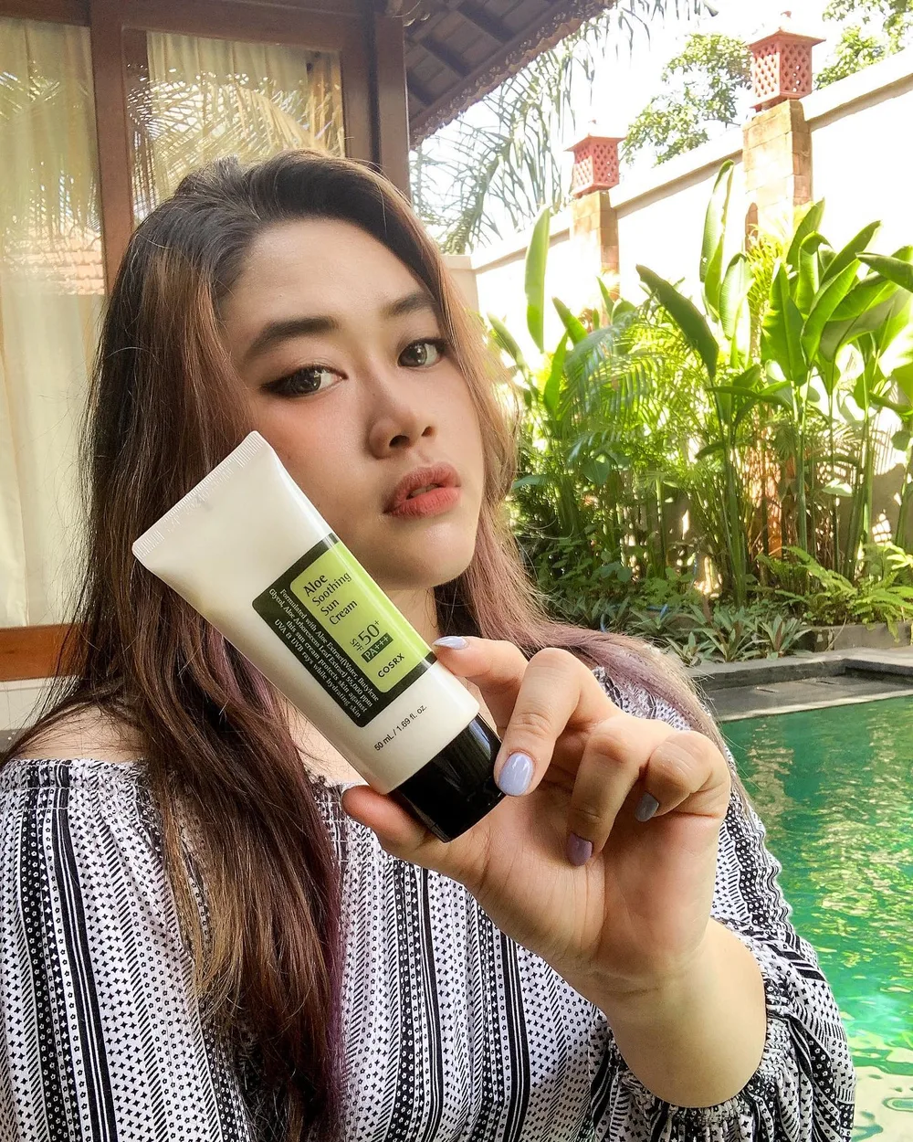 SUNSCREEN IS A MUST !! ❤️😆
Dan aku pilih COSRX Aloe Shooting Sun Cream, 2 in 1 care suncream dalam 1 produk ini sudah ada sun protector+moisturizer 🥰
Super lighweight texture, cepat meresap, gak bikin minyakan, no whitecast, grease free, gak lengket dan bikin wajah jadi moist 😘
Dengan SPF 50+ PA+++ dan diformulasikan dengan 55,000ppm Ekstrak Aloe Vera, sunscreen ini bisa melindungi dari sinar UV sekaligus menghidrasi kulit lohh…😍
Selain itu, COSRX Aloe Shooting Sun Cream ini non comedogenic dan gak bikin iritasi, jadi aman banget buat kamu yang kulitnya sensitif. ❤️
Kalian bisa beli COSRX Aloe Shooting Sun Cream di @sociolla
Dapetin juga 25% off dengan giveaway TikTok dan Instagram hanya di 11.11 nanti!!! 😍😍
🛒: https://bit.ly/3lxYrKQ
Buruan beliiii sekarang juga! 😆
@cosrx @cosrx_indonesia
#cosrx #sunscreencosrx #sunscreen #sunblock #aloesunscreen #sunscreenspf50 #sunscreenindonesia #kbeautyindonesia #kbeautyaddict #kimsoohyunsunscreen #tabirsurya #kulitkorea #kulitsehat #daycream