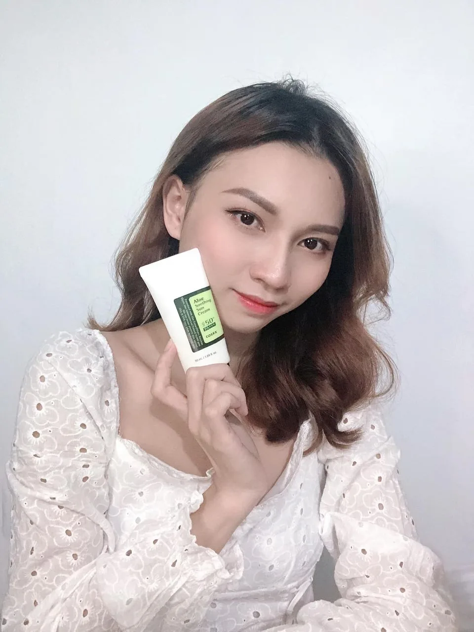 COSRX 코스알엑스 là một trong những brand Kbeauty đỉnh của chóp mà mình tin tưởng và phải nói rằng sản phẩm của họ thực sự chất lượng như tên tuổi của họ. Sản phẩm đa phần thiết kế nhỏ gọn, tinh tế, sử dụng hiệu quả.
Tới phần chính hôm nay, mình sẽ hia sẻ với mng về siu phẩm lun nằm trong túi xáchc hàng ngày của mình - COSRX Aloe Soothing Suncream. Những công dụng đặc biệt làm mình mê mệt:
Kết cấu siêu nhẹ, ngậm nước tốt
Hấp thụ nhanh và có thể nâng tone nhẹ khi trang điểm
Chống tia UV đồng thời dưỡng ẩm
Không gây dị ứng và kích ứng
Có SPF 50+ PA+++
Công thức với 55,000ppm chiết xuất chính từ lá nha đam
Official Fanpge Cosrx tại Việt Nam: https://www.facebook.com/cosrx.vietnam
Săn sale 11.11 kem chống nắng COSRX Aloe Soothing Suncream chỉ có trên Shopee.
Ngoài ra, Best Seller đang có ưu đãi lên đến 50%, mỗi đơn hàng có thêm 1 phần quà từ 1-30/11 khi đặt hàng qua Cosrx Official Shopee store: https://bit.ly/3BzMKZA
#cosrx #sunscreencosrx #sunscreen #sunblock #aloesunscreen #sunscreenspf50 #sunscreenvietnam #kbeautyvietnam #kbeautyaddict #kimsoohyunsunscreen #kemchongnangcosrx #kemchongnang #myphamhanquoc #mypham #charisceleb #filamentree