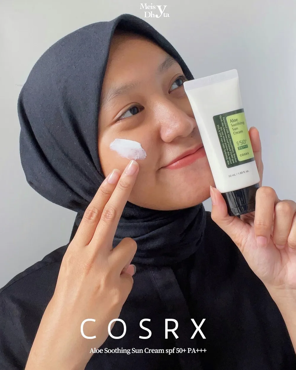 apalah artinya skincare tanpa sunscreen, nothing! Di indoor aja wajib pakai sunscreen apalagi di outdoor dong. aku mau rekomendasiin salah satu sunscreen korea favorit aku si COSRX ALOE SOOTHING SUN CREAM SPF 50+ PA +++
Packaging:
Box cosrx ini berwarna hijau muda & putih. Dibagian depan terdapat nama brand, produk & claim dari produknya. Bagian belakang terdapat full ingredients. Dibagian samping terdapat caution dalam Bahasa inggris & korea. Sunscreennya dikemas dalam bentuk tube berwarna putih & hijau muda dengan tutup flip top yang aman berwarna hitam. Dalam keadaan baru masih terdapat alumunium foil ya jadi pastikan masih tersegel. Untuk bagian depannya sama seperti si boxnya
Key ingredient:
50,000 ppm Aloe arborescens leaf extract
Benefit:
UV protection
Claim:
Cruelty free, sulfate free, allergen free, paraben free, non comedogenic
Review:
Sunscreen ini punya tekstur seperti cream ya sesuai sama claimnya SUN CREAM. Berwarna putih susu, tapi kalau dilihat agak lama seperti ada warna hijaunya. Menurutku ini lumayan thick ya tapi pas diapply cukup ringan kayak cream lotion. Awalnya ada kesan lengket tapi lama kelamaan akan meresap dan gak lengket. Gak greasy dikulitku yang oily. Untuk wanginya seperti sunscreen pada umumnya tapi kalau sekilas kecium wangi aloe ya. So far gak ganggu sama sekali
Sunscreen ini mudah banget diratakan dikulit. Walaupun warnanya putih susu gak ada white castnya. Sunscreen ini selain sebagai uv protection bisa sekaligus sebagai moisturizer karna kerasa banget diaku lembapnya. Di aku yang oily acne dan sensitive aman banget! Walaupun kandungan SPFnya tinggi 50+ pa++++ sama sekali gak menimbulkan kemerahan ataupun reaksi negative lainnya. Paling cocok sunscreen ini buat kalian kulit kering karna ada efek melembapkan jadi terhidrasi deh
@cosrx @cosrx_Indonesia #cosrx #sunscreencosrx #sunscreen #sunblock #aloesunscreen #sunscreenspf50 #sunscreenindonesia #kbeautyindonesia #kbeautyaddict #kimsoohyunsunscreen #tabirsurya #kulitkorea #kulitsehat #daycream #charisceleb #filamentree
WHERE TO BUY??
11.11 Sale COSRX Aloe Soothing Suncream in Sociolla! 25% off with Instagram and Tiktok Giveaway Only on 11.11
https://bit.ly/3lxYrKQ