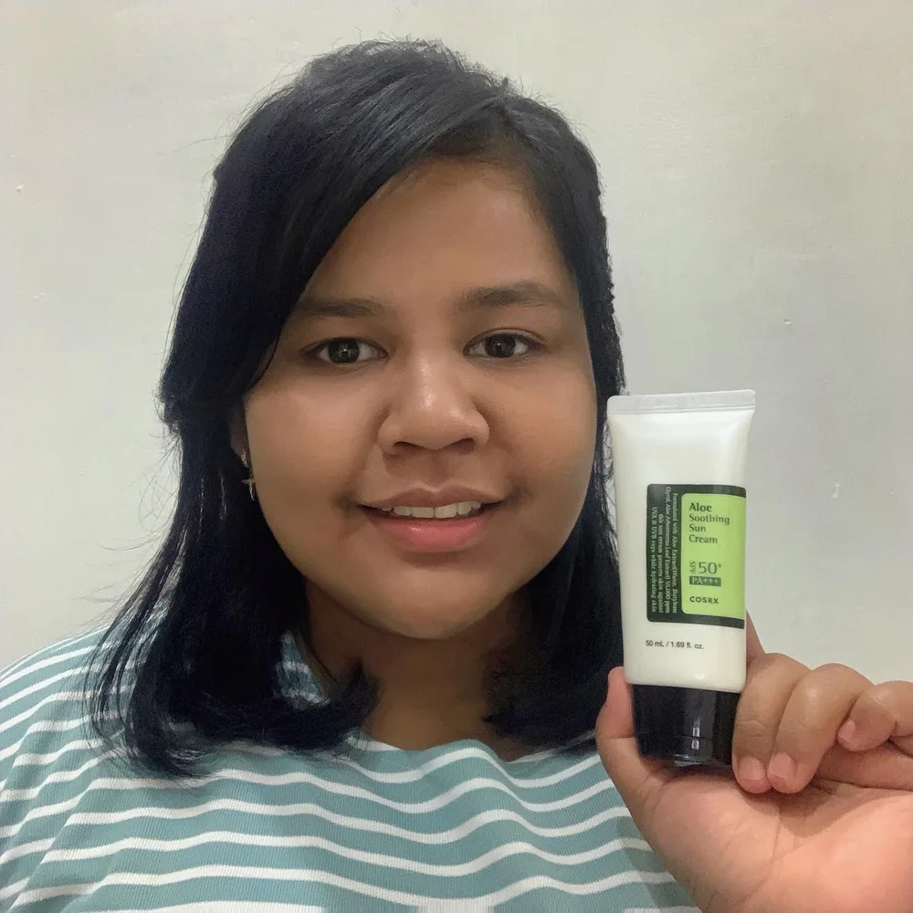 Holaa guyss!🙋🏻♀️🙋🏻♀️, aku mau kasih tau sunscreen andalanku nih yaitu “𝘼𝙡𝙤𝙚 𝙎𝙤𝙤𝙩𝙝𝙞𝙣𝙜 𝙎𝙪𝙣 𝘾𝙧𝙚𝙖𝙢” dari @cosrx @cosrx_Indonesia
Yang kusuka dari sunscreen ini karena dia:
🌿 Non-comedogenic dan non-irritant jadi cocok dipakai untuk semua jenis kulit, kulit sensitif juga bisa,
🌿 Teksturenya ringan, tidak lengket dan gk white cast,
🌿 Oiya ini sudah SPF 50+ PA+++ yaa jadi ampuh banget buat melindungi kulit kita dari sinar UVA dan UVB,
Pas banget nih guys, besok kan 11.11 bakal ada sale lhoo!😍✨
WHERE TO BUY??
11.11 Sale COSRX Aloe Soothing Suncream in Sociolla! 25% off with Instagram and Tiktok Giveaway, Only on 11.11, https://bit.ly/3lxYrKQ
@cosrx @cosrx_Indonesia #cosrx #sunscreencosrx #sunscreen #sunblock #aloesunscreen #sunscreenspf50 #sunscreenindonesia #kbeautyindonesia #kbeautyaddict #kimsoohyunsunscreen #tabirsurya #kulitkorea #kulitsehat #daycream #charisceleb #filamentree