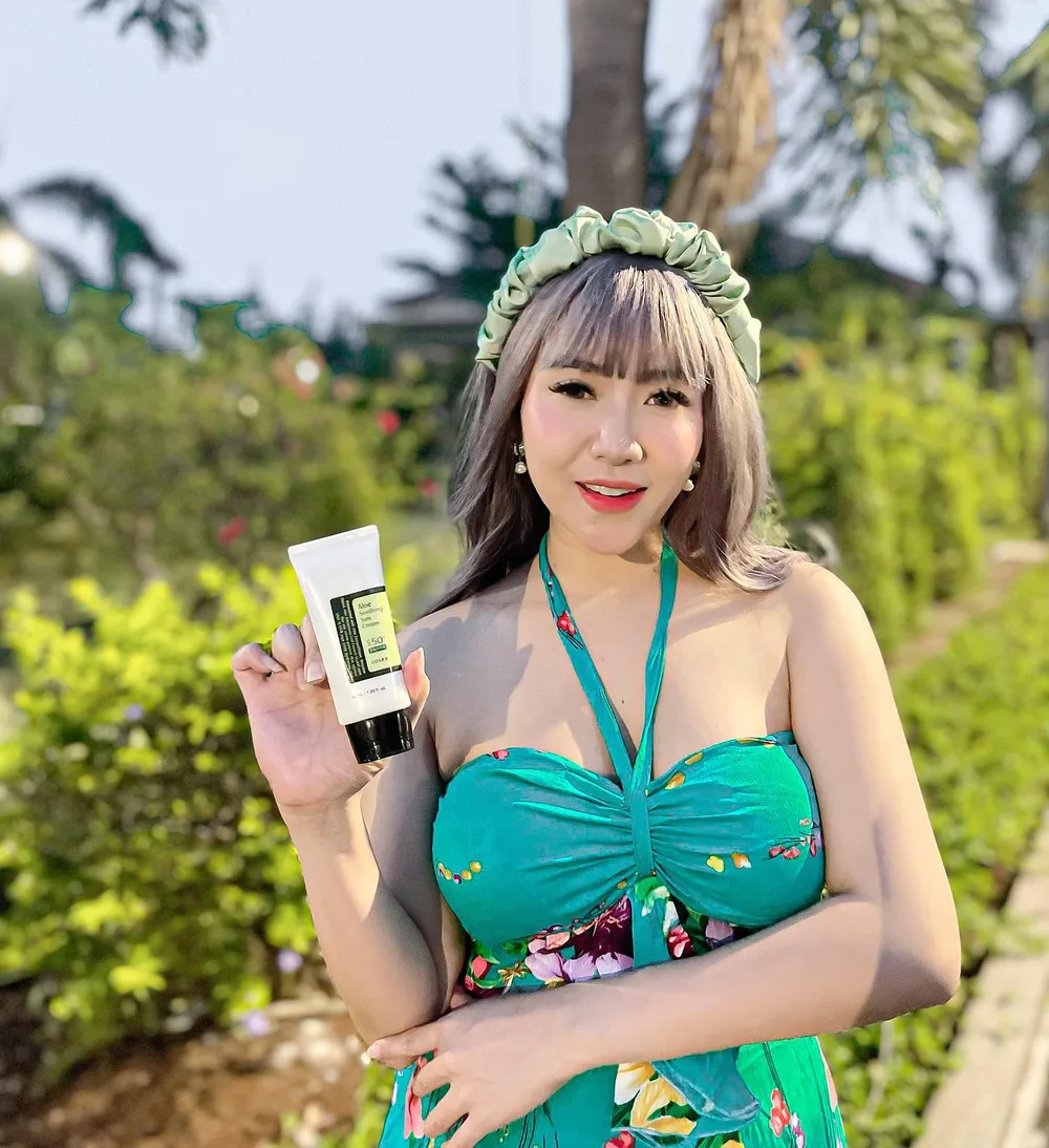 Paling happy kalau udah nemuin product vegan friendly dari @cosrx @cosrx_indonesia Aloe Shooting Sun Cream selain aman di kulit juga bikin healthy skin dan kegunaan nya juga 2in1 sebagai sun protect + Moisturizing
Ga pernah skip pakai ini everyday ya karena texture nya light weight, quick absorb, no white cast dan ga lengket jadi nyaman dipakai😉
Dan yang paling penting buatku adalah texture nya lembut, SPF 50+ PA+++, non comedogenic dan ga bikin kulit jadi iritasi ❤️
WHERE TO BUY?? 11.11 Sale COSRX Aloe Soothing Suncream in Sociolla!25% off with Instagram and Tiktok Giveaway Only on 11.11
Link : https://bit.ly/3lxYrKQ
@cosrx @cosrx_Indonesia #cosrx #sunscreencosrx #sunscreen #sunblock #aloesunscreen #sunscreenspf50 #sunscreenindonesia #kbeautyindonesia #kbeautyaddict #kimsoohyunsunscreen #tabirsurya #kulitkorea #kulitsehat #daycream #charisceleb #filamentree