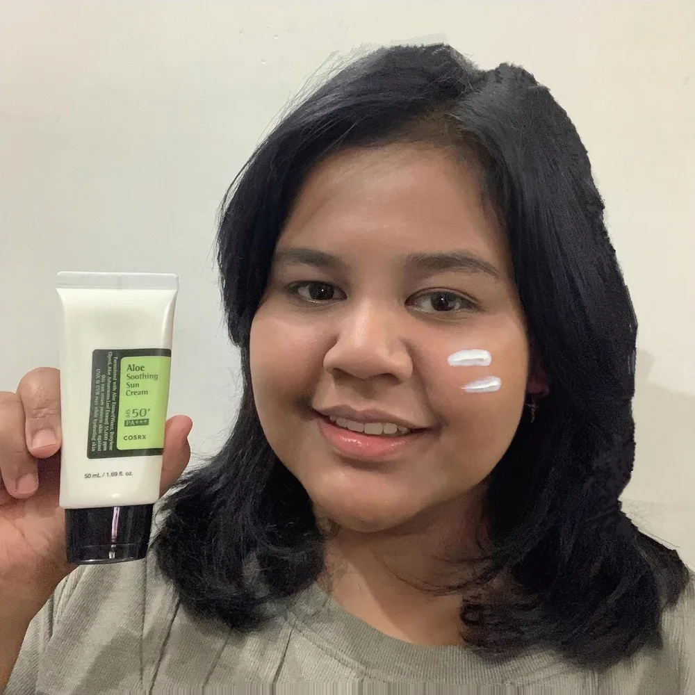 Holaa guyss!🙋🏻♀️🙋🏻♀️, aku mau kasih tau sunscreen andalanku nih yaitu “𝘼𝙡𝙤𝙚 𝙎𝙤𝙤𝙩𝙝𝙞𝙣𝙜 𝙎𝙪𝙣 𝘾𝙧𝙚𝙖𝙢” dari @cosrx @cosrx_Indonesia
Yang kusuka dari sunscreen ini karena dia:
🌿 Non-comedogenic dan non-irritant jadi cocok dipakai untuk semua jenis kulit, kulit sensitif juga bisa,
🌿 Teksturenya ringan, tidak lengket dan gk white cast,
🌿 Oiya ini sudah SPF 50+ PA+++ yaa jadi ampuh banget buat melindungi kulit kita dari sinar UVA dan UVB,
Pas banget nih guys, hari ini 11.11 ada sale besar”an lhoo!😍✨
WHERE TO BUY??
11.11 Sale COSRX Aloe Soothing Suncream in Sociolla! 25% off with Instagram and Tiktok Giveaway, Only on 11.11, https://bit.ly/3lxYrKQ
@cosrx @cosrx_Indonesia #cosrx #sunscreencosrx #sunscreen #sunblock #aloesunscreen #sunscreenspf50 #sunscreenindonesia #kbeautyindonesia #kbeautyaddict #kimsoohyunsunscreen #tabirsurya #kulitkorea #kulitsehat #daycream #charisceleb #filamentree