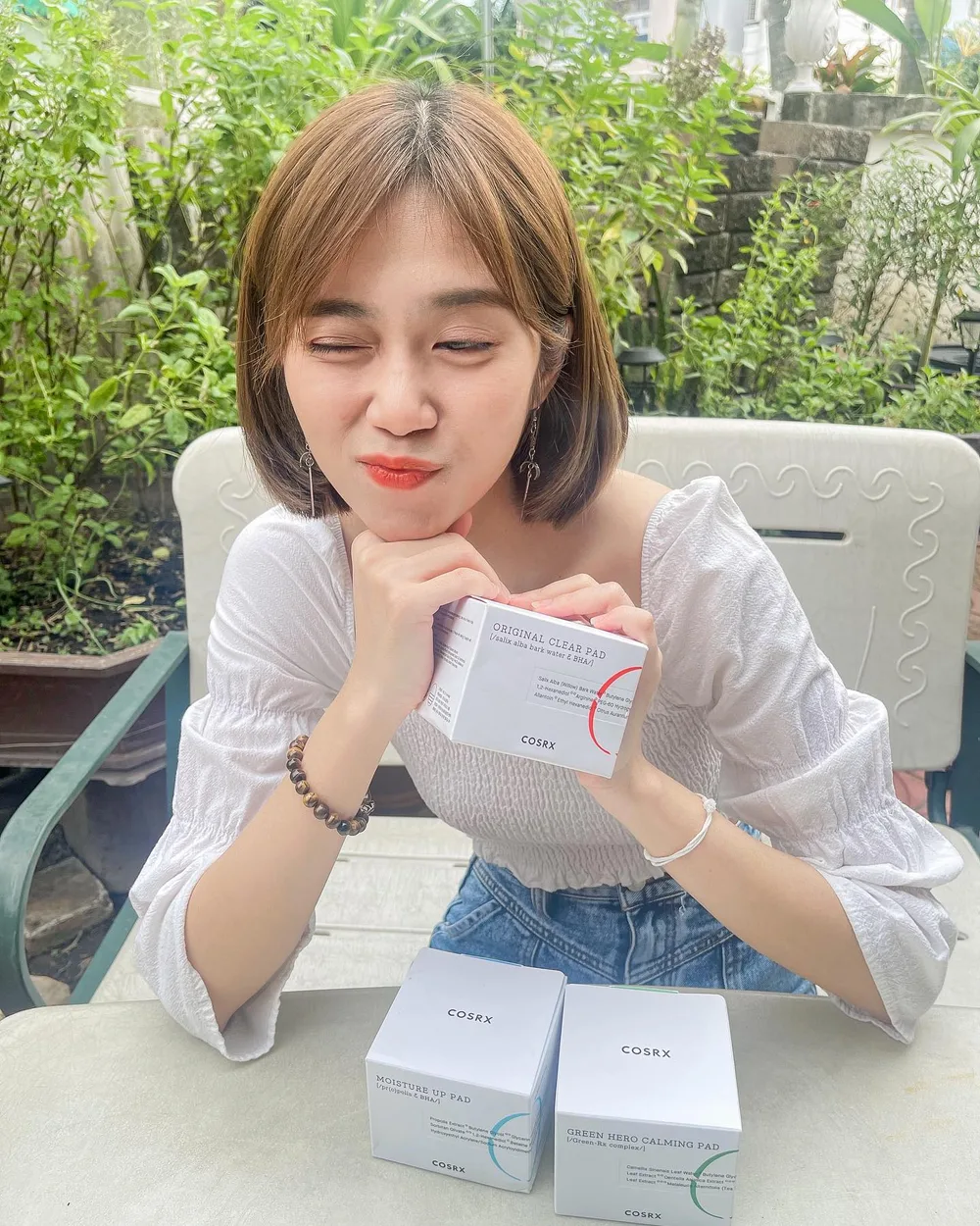 ในที่สุดก็ได้ลองงง โทนเนอร์ในแผ่นสำลี COSRX ONE STEP PAD ใช้มาสักพักแล้วชอบนะะะ เอาไว้เช็ดหลังล้างหน้า คือ Pad น้องนุ่มมากก ไม่บาดผิวใดใด ช่วยผลัดเซลล์ผิวอย่างอ่อนโยน เผยผิวใสใสไปเลยจาาา นี่ใช้สูตรสีแดงน้าเป็นสูตร ORIGINAL เหมาะสำหรับคนเป็นสิวง่าย ตัวนี้จะมี BHA ธรรมชาติที่ช่วยผลัดเซลล์ผิวอย่างอ่อนโยนด้วย ชอบมาก
แต่จริง ๆ เค้ามี 3 สูตรให้เลือกใช้เลย สีฟ้าสูตร MOISTURE เหมาะสำหรับคนผิวแห้งมาก เพราะเค้าจะมีไฮยาที่ช่วยเติมความชุ่มชื้นให้ผิวด้วย และสีเขียวสูตร GREEN เหมาะกับคนผิวแพ้ง่าย ตัวนี้จะช่วยปลอยประโลมผิว ไม่ก่อให้เกิดการระคายเคืองด้วย
ใครอยากลองสามารถไปเลือกสูตรที่เหมาะกับตัวเองกันได้เรยยยย
ตอนนี้ทาง @cosrx @thailand_cosrx เค้ามีโปรโมชั่น ฉลองเปิดตัวคร้ังแรกใน @konvy_com
สินค้า COSRX ลดสูงสุดไปเลย 40% ที่ COSRX Official ใน Konvy
วันที่ 22 - 27 พฤศจิกายน 2564 นี้เท่านั้นน้าาา
https://www.konvy.com/brand/cosrx-2/
#cosrx #cosrxthailand #onesteppad #cosrxtonerpad #kbeautyaddict #kbeauty #konvy #สกินแคร์เกาหลี #เครื่องสำอางเกาหลี #แผ่นโทนเนอร์ #แผ่นเช็ดหน้า #คลีนซิ่งแผ่น #รักษาสิว #รีวิวสกินแคร์ #skincaretips #hypoallergenic #สกินแคร์ผิวแพ้ง่าย #charisceleb #filamentree