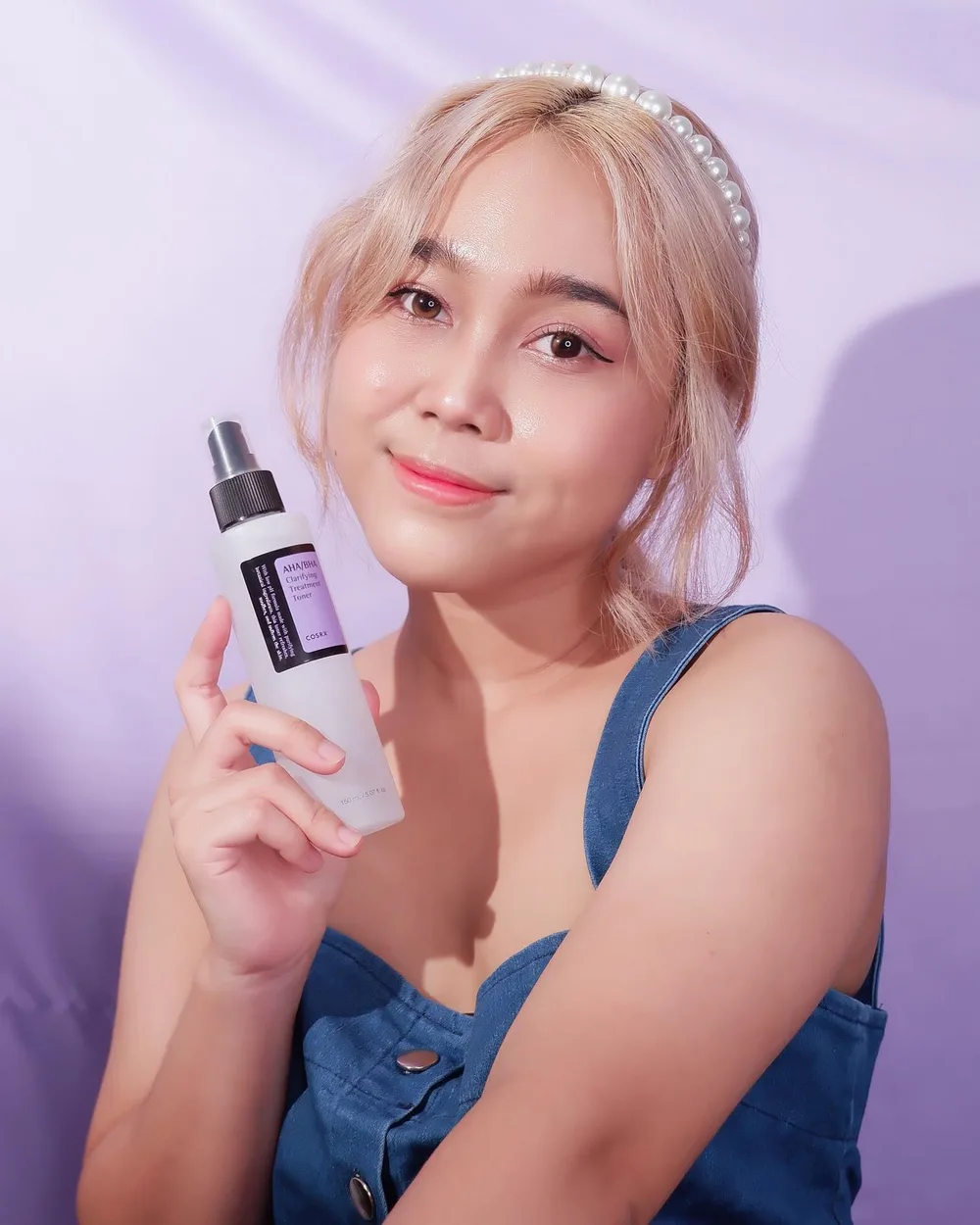 𝙈𝙀𝙀𝙏 𝙈𝙔 𝘿𝘼𝙄𝙇𝙔 𝙀𝙓𝙁𝙊𝙇𝙄𝘼𝙏𝙄𝙉𝙂 𝙋𝙍𝙊𝘿𝙐𝘾𝙏
@cosrx @cosrx_indonesia @sociolla
Pasti banyak banget yang penasaran, kok pakai exfo product setiap hari? Aman gak tuh?
Aman dong, kan pakai 𝘾𝙤𝙨𝙧𝙭 𝘾𝙡𝙖𝙧𝙞𝙛𝙮𝙞𝙣𝙜 𝙏𝙧𝙚𝙖𝙩𝙢𝙚𝙣𝙩 𝙏𝙤𝙣𝙚𝙧 dimana AHA (Glycolic Acid) dan BHA (Betaine Salicylate) nya masing2 0,1% aja. Selain itu dilengkapi dengan natural ingredients seperti 10% Apple Fruit Water dan Willow Bark Water. Jadi aman dipakai setiap hari untuk semua jenis kulit.
Aku suka banget sama toner ini karena exfoliasinya super gentle. Btw toner ini bisa membersihkan dan mengontrol pori pori dan sebum di wajah, menghilangkan sel kulit mati juga. Gak bikin iritasi ya walaupun dipakai setiap hari (malah cocok banget buat daily toner) karena ingredientsnya super mild dan dari tumbuhan juga.
Kalau kamu penasaran dan mau cobain ini cuss cobain sekarang juga!
Karena favorite toner aku ini sale di Sociolla 12.12 for only Rp. 140.000
https://www.sociolla.com/toner/9207-aha-bha-clarifying-treatment-toner
Murce banget kan??
@cosrx @cosrx_Indonesia @sociolla #ahabhatoner #ahabhatonercosrx #ahabha #acne #kbeautyindonesia #kbeautyaddict #cosrx #cosrxtoner #pengelupasankulit #pelembabkulit #poriporibesar #kusam #perawatankulitalami #charisceleb #filamentree
