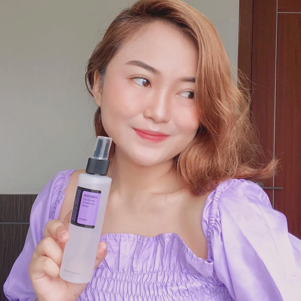 Exfoliasi setiap hari memang boleh? Boleh dong! Gunakan Cosrx AHA/BHA Clarifying Treatment Toner sebagai gentle exfoliating toner yang dapat digunakan sehari-hari 🥰
Toner ini cocok untuk semua jenis kulit karena mengandung 0,1% AHA/BHA dan natural ingredients lainnya, seperti 10% phyrus marus (buah apel) water dan salic albax (dedalu) water yang berfungsi untuk :
✅Mengangkat sel kulit mati
✅Membersihkan pori-pori
✅Memperbaiki skin texture
✅Control sebum
✅Meningkatkan vitalitas kulit
Meet my holygrail gentle exfo toner
for special price at @sociolla ✨
Karena lagi ada promo spesial 12.12 yang berlangsung mulai dari 01 Des 2021-13 Des 2021🤗
AHA/BHA Clarifying Treatment Toner for only Rp140,000!
https://www.sociolla.com/toner/9207-aha-bha-clarifying-treatment-toner
@cosrx @cosrx_indonesia @sociolla #ahabhatoner #ahabhatonercosrx #ahabha #acne #kbeautyindonesia #kbeautyaddict #cosrx #cosrxtoner #pengelupasankulit #pelembabkulit #poriporibesar #kusam #perawatankulitalami #charisceleb #filamentree