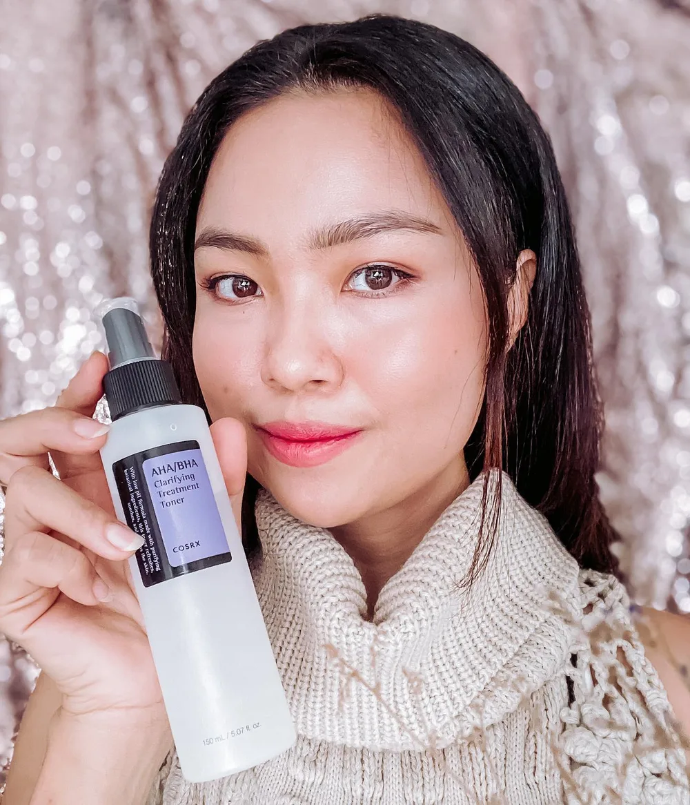 “Glass skin ala wanita korea”.
Kalian WAJIB cobain COSRX-AHA/BHA clarifying Treatment toner.
@cosrx @cosrx_indonesia
.
✨Gentle exfoliating toner : bisa di gunakan setiap hari (pagi & malam)
Gentle bgt di kulit,tanpa ada rasa pedih.
✨kandungan 0.1% AHA Dari glycolic acid mampu menghaluskan texture kulit.
✨kandungan 0.1% BHA betaine Salicylate : mampu mengkontrol sebum & membersihkan sampai ke pori-pori.
✨ingredients bahan alami yang aman untuk kulit sekalipun yg sensitive & acne prone.
.
Setelah 2 minggu aku meratakan kulit aku jauh lebih bersih,(slide ke 4) before nya bekas jerawat di sampling hidung & komedo2 hilang.
Pori-pori juga jauh mengecil & bekas jerawat bisa memudar.
Bener bener skin goal seperti Korean Glass skin.
.
Pas banget lagi 12.12 sale harga special di @sociolla
Beli nya langsung tap link di story aku yah 💜
Where to Buy? Sociolla 12.12 Sale 12/01- 12/13 AHA/BHA Clarifying Treatment Toner for only Rp140,000! url: https://www.sociolla.com/toner/9207-aha-bha-clarifying-treatment-toner
Happy healthy & glow up everyone.
.
.
#christinachandraareview
#ahabhatoner #ahabhatonercosrx #ahabha #acne #kbeautyindonesia #kbeautyaddict #cosrx #cosrxtoner #pengelupasankulit #pelembabkulit #poriporibesar #kusam #perawatankulitalami #charisceleb #filamentree