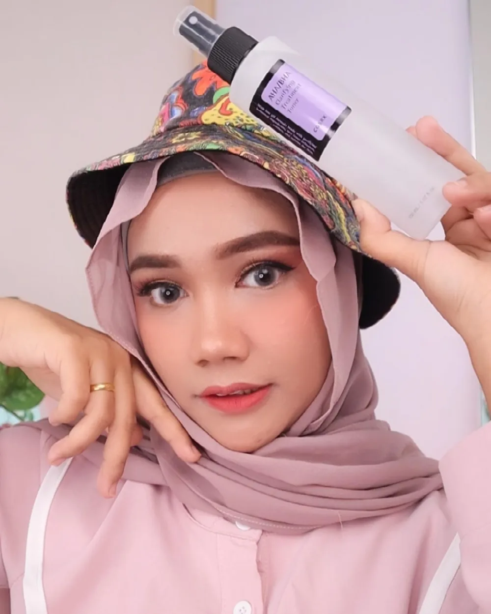 ‼️Expoliating Toner Bisa Bikin Mulus Wajah‼️
Cinta Banget sama @cosrx @cosrx_indonesia COSRX AHA/BHA Clarifying Treatment Toner ini, kalian bisa liat gimana before afternya di postingan slide ke 2 aku, toner ini tuh gantle expoliating, nenangin kulit yang lagi iritasi dan kemerahan gitu. Andalanku banget lah 🥰
Trus dia juga paling jago cegah timbulnya komedo, bantu angkat sel-sel kulit mati, memperbaiki dan menghaluskan tekstur wajah, mengontrol Sebum dan Juga Pori Pori. Lengkappp banget udah pokoknya 😍
Btw sekarang lagi Promo loh di Sociolla @sociolla 12.12 Sale 12/01- 12/13 AHA/BHA Clarifying Treatment Toner for only Rp140,000!
Linknya di bawah ini yah 🥰
https://www.sociolla.com/toner/9207-aha-bha-clarifying-treatment-toner�
#ahabhatoner #ahabhatonercosrx #ahabha #acne #kbeautyindonesia #kbeautyaddict #cosrx #cosrxtoner #pengelupasankulit #pelembabkulit #poriporibesar #kusam #expoliating #perawatankulitalami #charisceleb #filamentree