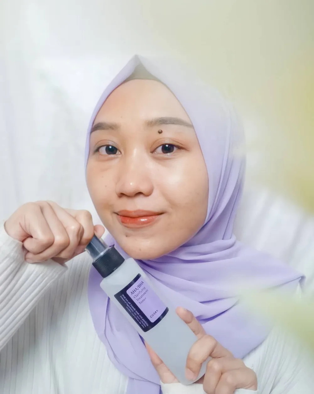 Excited banget aku mau info kalo aku really fall in love with AHA/BHA Clarifying Treatment Toner from @cosrx @cosrx_indonesia
Jadi ini tuh exfoliating toner yang aman dipake tiap hari karna terbuat dari natural ingredients. Dengan kandungan AHA yang dapat mengangkat sel kulit mati dan juga BHA yang bisa mengontrol minyak serta membersihkan pori-pori.
So far, aku ngerasa aman aja pake toner ini walaupun aku termasuk pemula yaa aku pake tiap hari pagi dan malam karna formulanya itu lembut. Nah kenapa aku bisa secinta itu sama toner baru kesayangan ku ini? Karna membuat kulit ku lebih keliatan cerah dan halus, ga tau sih itu sugesti atau gimana tapi kalo aku perhatiin memang agak cerahan kulit ku 😍 karna ini exfoliating toner jadi setelahnya aku pake hydrating toner juga biar lebih maksimal hasilnya.
Good newsnya toner ini lagi promo loh di @sociolla dari harga 200rb jadi 140rb aja loh!
Jangan sampe ketinggalan promonya yaa..
Meet my favourite toner at Sociolla
12.12 Sale 12/01- 12/13
AHA/BHA Clarifying Treatment Toner for only Rp140,000! https://www.sociolla.com/toner/9207-aha-bha-clarifying-treatment-toner�
@cosrx @cosrx_Indonesia @sociolla #ahabhatoner #ahabhatonercosrx #ahabha #acne #kbeautyindonesia #kbeautyaddict #cosrx #cosrxtoner #pengelupasankulit #pelembabkulit #poriporibesar #kusam #perawatankulitalami #charisceleb #filamentree