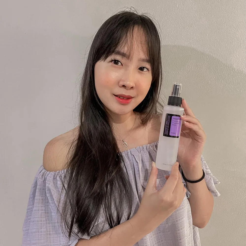 COSRX AHA/BHA Clarifying Treatment Toner @cosrx @cosrx_indonesia merupakan Gentle Exfoliating Toner yang diformulasikan dengan :
- 0,1% AHA Glycolic Acid berfungsi untuk mengangkat sel kulit mati
- 0,1% BHA Betaine Salicylate untuk mengontrol minyak berlebih dan membersihkan pori-pori
- 10% Pyrus Malus (Apple) Fruit Water dan Salix Alba sehingga aman digunakan sehari-hari oleh semua jenis kulit.
Toner ini salah satu favorit aku karena sangat gentle banget di kulit, dapat digunakan daily, dan dapat mengecilkan pori-pori.
Buat kalian yang mau beli bisa langsung beli di @sociolla 12.12 Sale (12/01 – 12/13)
AHA/BHA Clarifying Treatment Toner for only Rp 140,000
Url : https://www.sociolla.com/toner/9207-aha-bha-clarifying-treatment-toner
@cosrx @cosrx_Indonesia @sociolla #ahabhatoner #ahabhatonercosrx #ahabha #acne #kbeautyindonesia #kbeautyaddict #cosrx #cosrxtoner #pengelupasankulit #pelembabkulit #poriporibesar #kusam #perawatankulitalami #charisceleb #filamentree
