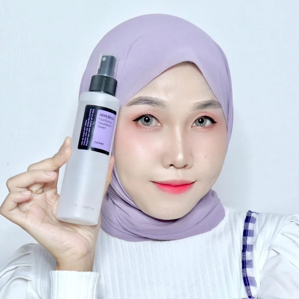 COSRX AHA/BHA Clarifying Treatment Toner dari @cosrx_indonesia adalah salah satu toner exfoliating yang super recommended!✨
Karena toner ini dapat mengatasi berbagai permasalahan wajah aku.
Toner ini memiliki fungsi exfoliating yang super lembut dan mampu menghilangkan komedo di kulit wajah, dan juga melembabkan kulit wajah.dengan Kandungan AHA/BHA, toner ini juga mampu mengontrol minyak berlebih pada kulit, mengangkat sel kulit matidan mampu mengecilkan pori-pori dan toner ini tidak bikin kulit wajah kering, cocok di gunakan untuk semua jenis kulit dan juga aman di gunakan sehari-hari.
Kalian wajib coba nih ✨✨
🛒 Where to Buy?
Sociolla 12.12 Sale
12/01- 12/13
AHA/BHA Clarifying Treatment Toner hanya Rp140,000!
https://www.sociolla.com/toner/9207-aha-bha-clarifying-treatment-toner
@cosrx @cosrx_Indonesia @sociolla
#ahabhatoner #ahabhatonercosrx #ahabha #acne #kbeautyindonesia #kbeautyaddict #cosrx #cosrxtoner #pengelupasankulit #pelembabkulit #poriporibesar #kusam #perawatankulitalami #charisceleb #filamentree