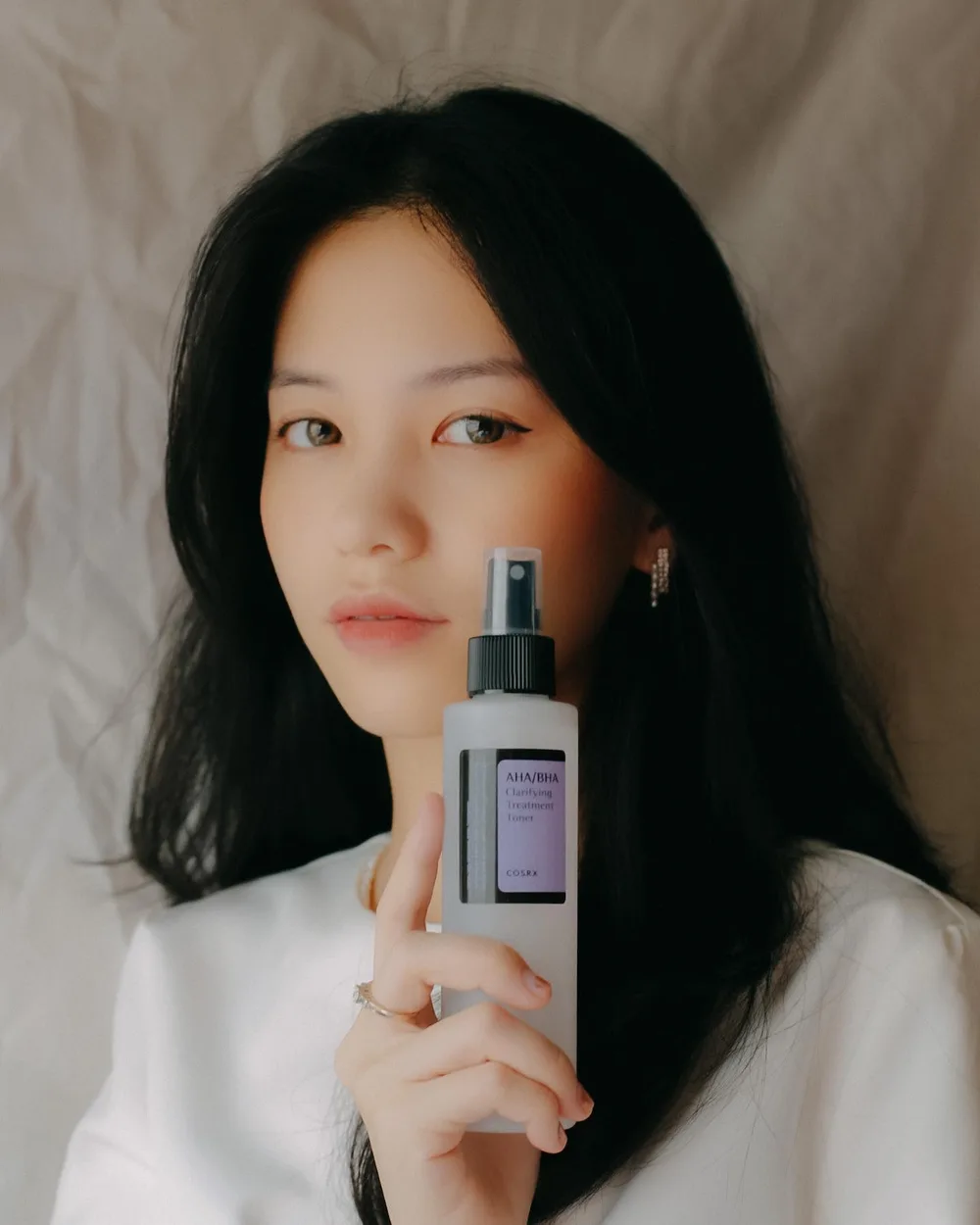 @cosrx @cosrx_indonesia @sociolla
Setelah coba exfoliating toner ini itu, akhirnya aku balik lagi ke AHA/BHA Clarifying Treatment Toner dari Cosrx yang setia aku pakai waktu aku masih kuliah dulu.
Toner ini menurutku afdol banget buat mengeksfoliasi kulit mati aku (bener2 yang sekali usap, angkat kapas, keliatan sisa dosa kulit kita, one of the most satisfying moments in my skincare routine).
Dengan kandungan AHA, BHA, dan purifying botanical ingredients, toner ini andalan aku banget buat memperbaiki tekstur kulit, menyehatkan kulit, dan mengkontrol pori-pori aku!
Oh iya, exfoliating toner ini juga masih tergolong gentle yah buat kulit kita jadi bisa dipakai setiap hari untuk semua tipe kulit! ☺️
Btw, kalian bisa beli exfoliating toner kecintaan aku ini di Sociolla 12.12 Sale 12/01- 12/13 AHA/BHA Clarifying Treatment Toner hanya dengan harga Rp140,000!
https://www.sociolla.com/toner/9207-aha-bha-clarifying-treatment-toner
#ahabhatoner #ahabhatonercosrx #ahabha #acne #kbeautyindonesia #kbeautyaddict #cosrx #cosrxtoner #pengelupasankulit #pelembabkulit #poriporibesar #kusam #perawatankulitalami #charisceleb #filamentree
