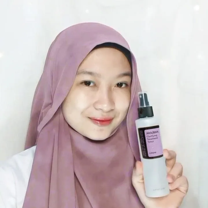 AHA BHA CLARIFYING TREATMENT TONER @cosrx_indonesia
Mengandung 0,1% AHA glycolic acid dan 0,1% BHA betaine salicylate yang bermanfaat untuk mengangkat sel kulit mati , mengontrol sebum, dan membersihkan kotoran di pori-pori.
Selain itu, toner ini juga mengandung 10% pyrus malus(Apple) fruit water+Salix alba
(Willow bark) water.
Toner ini termasuk gentle exfoliating toner jadi bisa dipakai setiap hari.Tapi biasanya aku pakainya 2 hari sekali.Yang aku suka dari toner ini karena dia bisa memperbaiki tekstur kulit aku,minyak di wajah aku lebih terkontrol,dan kulit aku jauh keliatan lebih sehat.
Untuk harganya 200.000 tapi kalau kalian beli di @sociolla jadi cuma 140.000.
Jangan sampai ketinggalan promonya yaa😍💕
Sociolla 12.12 Sale 12/01- 12/13 AHA/BHA Clarifying Treatment Toner for only Rp140,000! url: https://www.sociolla.com/toner/9207-aha-bha-clarifying-treatment-toner
@cosrx @cosrx_Indonesia @sociolla #ahabhatoner #ahabhatonercosrx #ahabha #acne #kbeautyindonesia #kbeautyaddict #cosrx #cosrxtoner #pengelupasankulit #pelembabkulit #poriporibesar #kusam #perawatankulitalami #charisceleb #filamentree