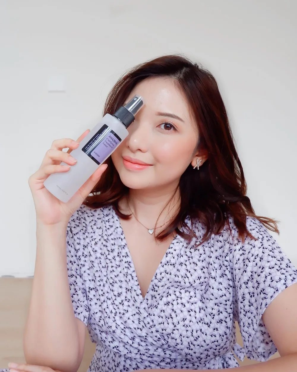 Holaaa! Buat kita nih, yg kulitnya cepet banget menumpuk kulit mati, sangat penting buat rutin exfoliasi kulit, nahh salah satu rekomendasi dari aku, bisa pakai gentle exfoliating toner dari @cosrx @cosrx_indonesia yg cocok untuk sehari hari 🤍
_
Cosrx AHA/BHA Clarifying Treatment Toner ini bisa di pakai sehari hari karena cocok untuk semua jenis kulit…👌🏻
_
This toner :
Purifying and Control Pores and Sebum
Remove unnecessary dead skin cells
Soothe the mask-irritated skin with care of dead skin cells and pores
_
ingredients :
- 0.1% of AHA Glycolic Acid
- 0.1% BHA Betaine Salicylate
- 10% of Pyrus Malus (Apple) Fruit water and salix alba (willow bark) water.
Ini gentle exfoliating toner yg bisa di pakai sehari hari… tapi jangan lupa pakai moisturizer dan sunscreen yah..
Good news!!! Toner ini ada di Sociolla 12.12 Sale
12/01- 12/13
AHA/BHA Clarifying Treatment Toner cuma Rp140,000 ajaaa!!🔥
Atau bisa langsung ke link ini :
https://www.sociolla.com/toner/9207-aha-bha-clarifying-treatment-toner
Jangan sampai ketinggalan ✨
_
.
.
.
.
.
.
.
.
.
.
____________
@cosrx @cosrx_Indonesia @sociolla #ahabhatoner #ahabhatonercosrx #ahabha #acne #kbeautyindonesia #kbeautyaddict #cosrx #cosrxtoner #pengelupasankulit #pelembabkulit #poriporibesar #kusam #influencersurabaya#perawatankulitalami #charisceleb