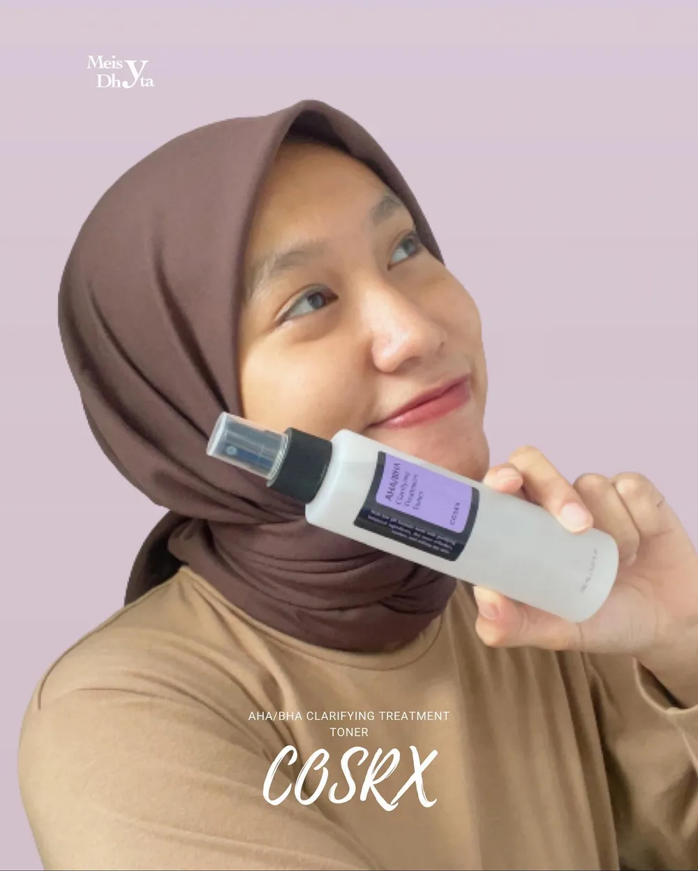 Review salah satu produk best sellernya cosrx nih, akhirnya kesampean nyobain si fav para acne prone!
Packaging:
Buat kalian yang udah kenal sama cosrx pasti udah paham kalau boxnya so simple berwarna putih dengan kotak kecil berwarna. Nah untuk toner ini berwarna ungu muda. Di boxnya gak banyak informasi yang disajikan, hanya ada ingredients, caution, dan how to use dalam Bahasa inggris. Sisanya Bahasa korea. Lanjut ke tonernya, dikemas dalam botol plastik 150 ml. botolnya dilengkapi spray berwarna hitam yang agak melengkung ke dalam jadi memudahkan dan nyaman saat spray ya dan tutupnya bening. Botolnya ini lebih kea rah putih keruh. Tipe botolnya yang langsing jadi lumayan tinggi menurutku, jadi gak handy, eits tapia da travel sizenya loh kalian bisa cek langsung
Benefits:
Refresh, soothe, and soften the skin
stars ingredients:
willow bark water, apple fruit water, allantoin, panthenol. Toner ini minim ingre yaa
review:
jadi ini tu exfoliating toner ya, udah jelas banget mengangkat sel kulit mati. Teksturnya runny, tranparan kayak air biasa gitu. Toner ini tipe ysng cepat banget meresapnya, jadi gak perlu lama lanjut ke step skincare berikutnya. Toner ini juga gak lengket, hamper gak ada aromanya jadi aman banget buat kalian yang sensitif sama aroma skincare. Gak bikin kulit kering malahan kulit terasa lebih lembap.
Toner ini bisa dipakai di pagi dan malam hari. Kalau aku Sukanya pakai malam berasa lebih bersih aja gitu muka. Tapi buat kalian yang mau pakai dipagi hari wajib pakai sunscreen yaa. Untuk pengaplikasiiannya aku juga pakai kapas. Produk ini aman ya dipakai buat setiap hari. Jujur ini cocok banget buat kalian pemilik kulit oily and acne prone. Karena di aku bagus banget! Bakalan jadi fav toner nih
Where to Buy? Sociolla 12.12 Sale 12/01- 12/13 AHA/BHA Clarifying Treatment Toner for only Rp140,000!
https://www.sociolla.com/toner/9207-aha-bha-clarifying-treatment-toner
@cosrx @cosrx_Indonesia @sociolla #ahabhatoner #ahabhatonercosrx #ahabha #acne #kbeautyindonesia #kbeautyaddict #cosrx #cosrxtoner #pengelupasankulit #pelembabkulit #poriporibesar #kusam #perawatankulitalami #charisceleb #filamentree