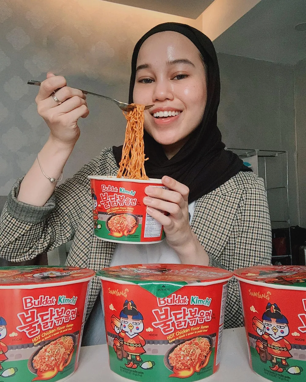 I am a huuuuge ramen junkie, be it travelling or just chilling while watching netflix - I HAVE TO HAVE MY RAMEN! Luckily, I get to try out the new SAMYANG Buldak Kimchi Hot Chicken flavour. Soo sedap! The sour taste of kimchi blends soo well with the buldak spicyness. Umami gitu! One is not enough la ofcourse hehe @samyangfoods_malaysia #buldakkimchi #buldak #firenoodle #koreanspicynoodle #mukbang #koreanspicy #sourspicy #realkimchiramen #charisceleb