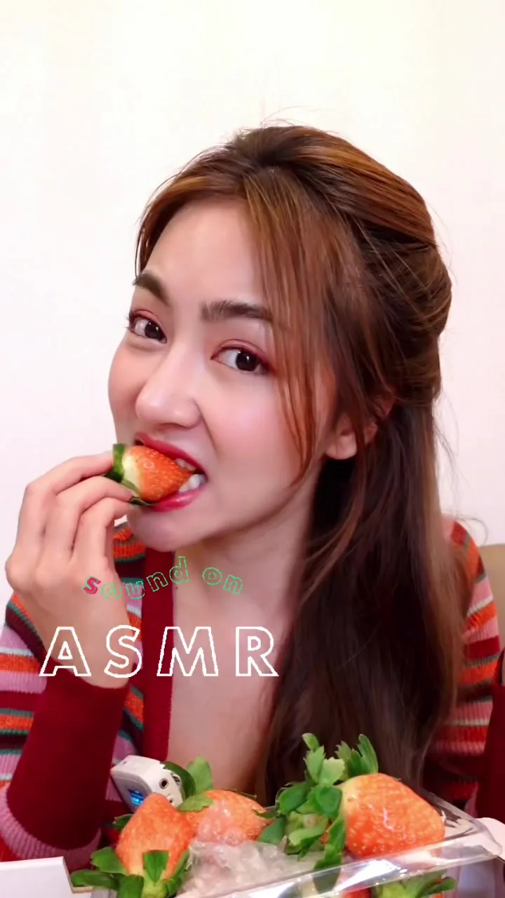 อย่าลืมเปิดเสียง #asmr หน้านี้ต้องชิมสตอเบอร์รี่ของเกาหลี หวานมาก อย่างฟิน 🍓 #kfood #ilikekfood