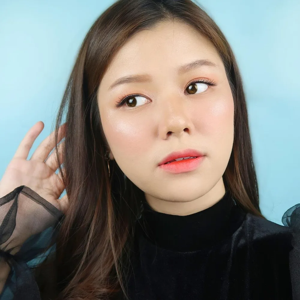 sumpah ini semua hasil fotoku, bukan iklan 😂 I am trying out @blackrouge_id Air-Fit Velvet Tint Season 6: Blueming Garden 💙
_
pigmented, ringan di bibir, ga bikin kering, tahan lama bisa seharian, bersihinnya juga gampang 🥰 teksturnya bagus banget buat gradient lips, menyatu dengan sempurna ❤️
_
favorit kalian nomer berapa? 💙
_
#블랙루즈 #에어핏벨벳틴트6 #blackrouge #airfitvelvettint6 #velvet6 #velvettint #velvetgarden #blueming #Color_blooming #blueming_garden #Lip_over_flowers #Popping_vitality #Blueming_tint #airfitseries #blackrougetint