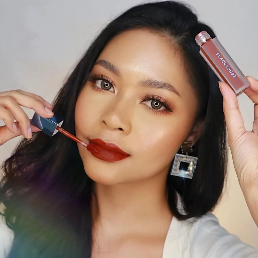 Pake lipstick korea nich. Brand nya namanya @blackrouge_id
Cakep warnanya! Aku banget gak sih? Finishnya velvet, gak terlalu matte gak glossy juga. Velvetnya pas!
Teksturnya ringan, kaya ga pake lipstick. Terus coveragenya juga ok! Nutup warna asli bibir, gak kering dan ga bikin garis di bibir keliatan.
Jatohnya bener-bener smooth di bibir. Dan lumayan stain lipsticknya, jadi tahan lama juga tanpa bikin bibir kering.
Ada 5 shade, ini aku pake shade yang A32. Swipe buat liat full swatches nya.
Kalian suka yang nomer berapa nihh?
#블랙루즈 #에어핏벨벳틴트6 #blackrouge #airfitvelvettint6 #velvet6 #velvettint #velvetgarden #blueming #Color_blooming #blueming_garden #Lip_over_flowers #Popping_vitality #Blueming_tint #airfitseries #blackrougetint
